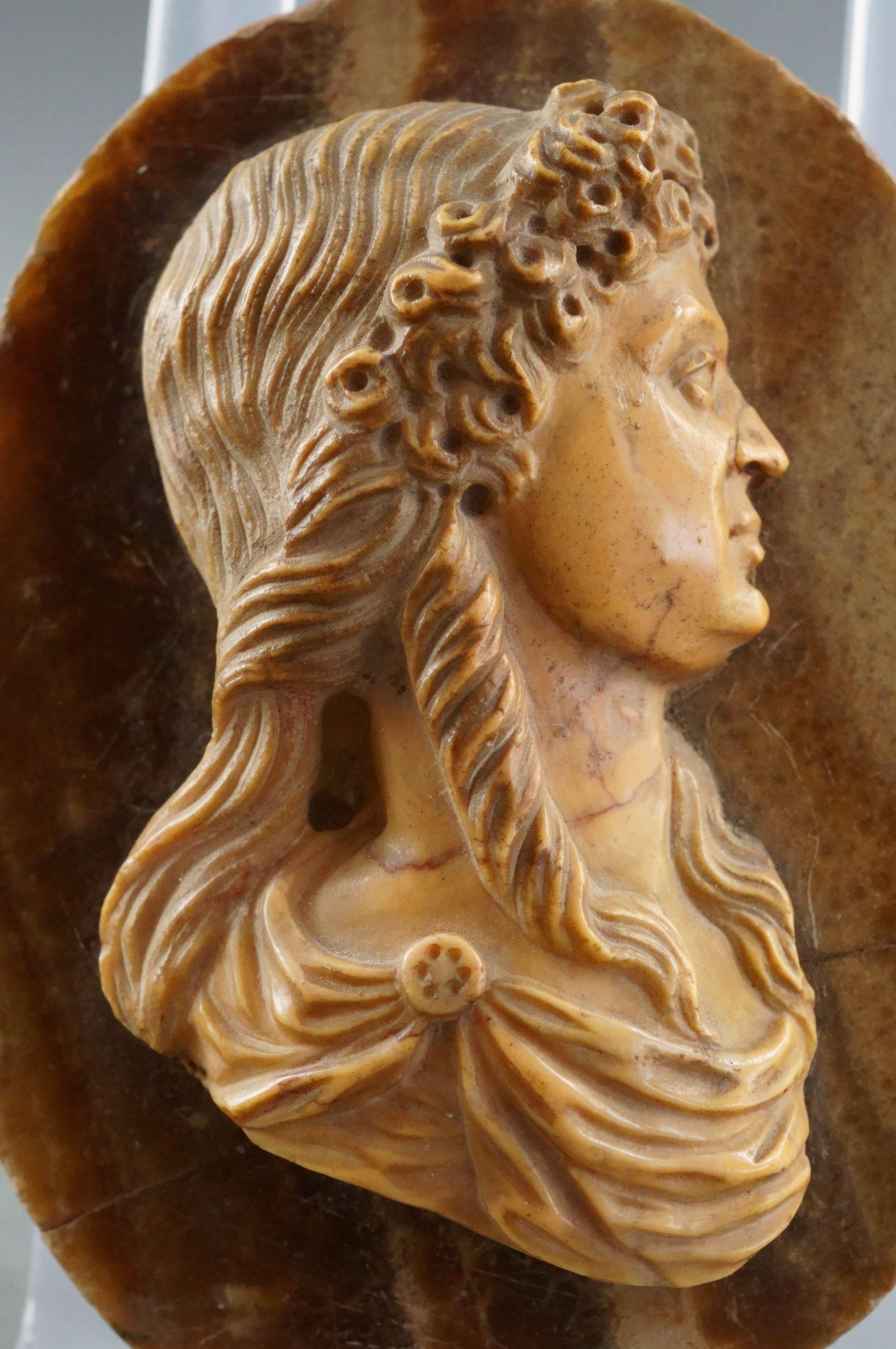 Paire d'anciens profils en marbre jaune d'impératrices romaines du 17e siècle en vente 4