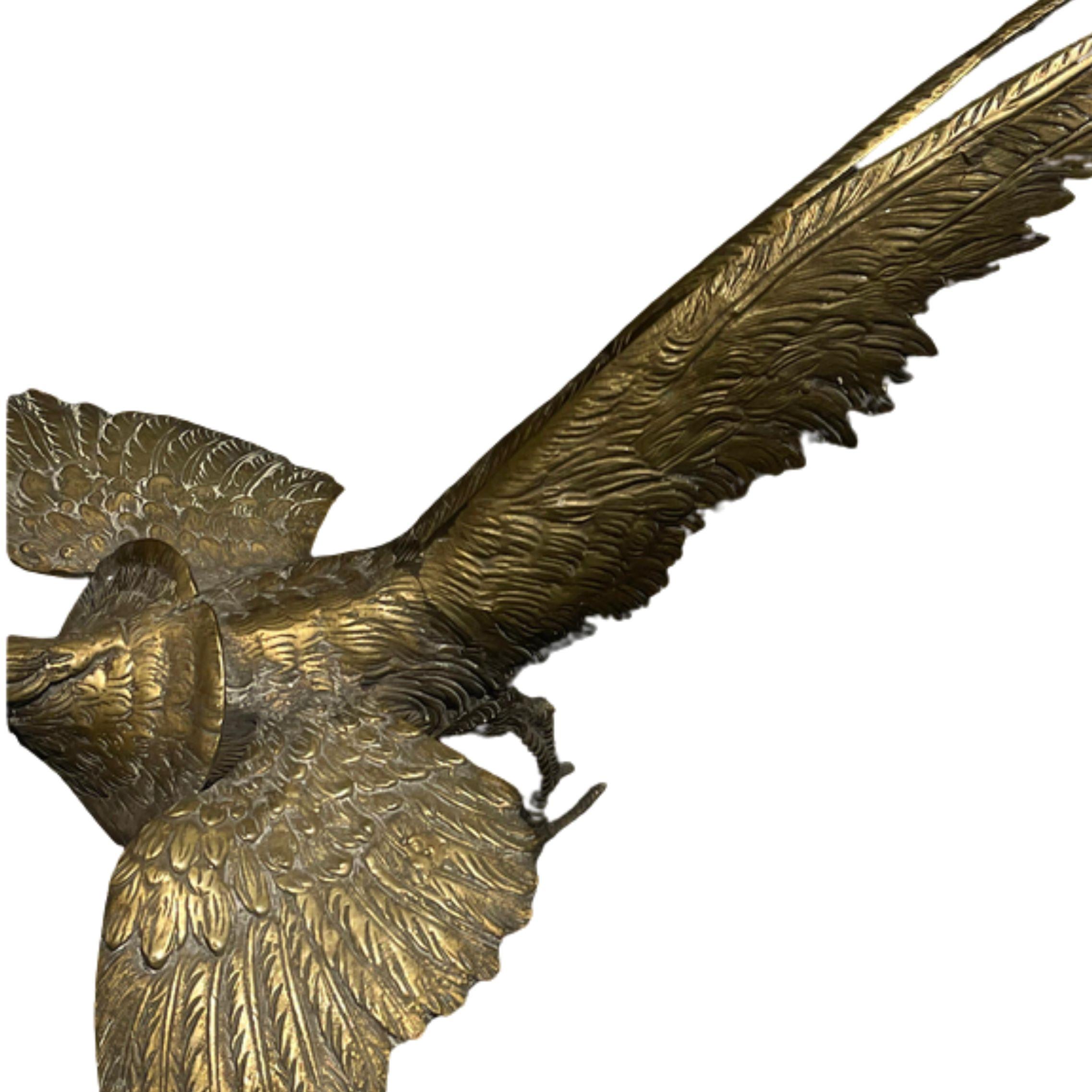 Paire de sculptures en métal gravé représentant deux oiseaux mythologiques, attribuables à la sphère française et datables de la fin du XIXe siècle et du début du XXe siècle.
Les deux sculptures sont presque identiques, avec des différences