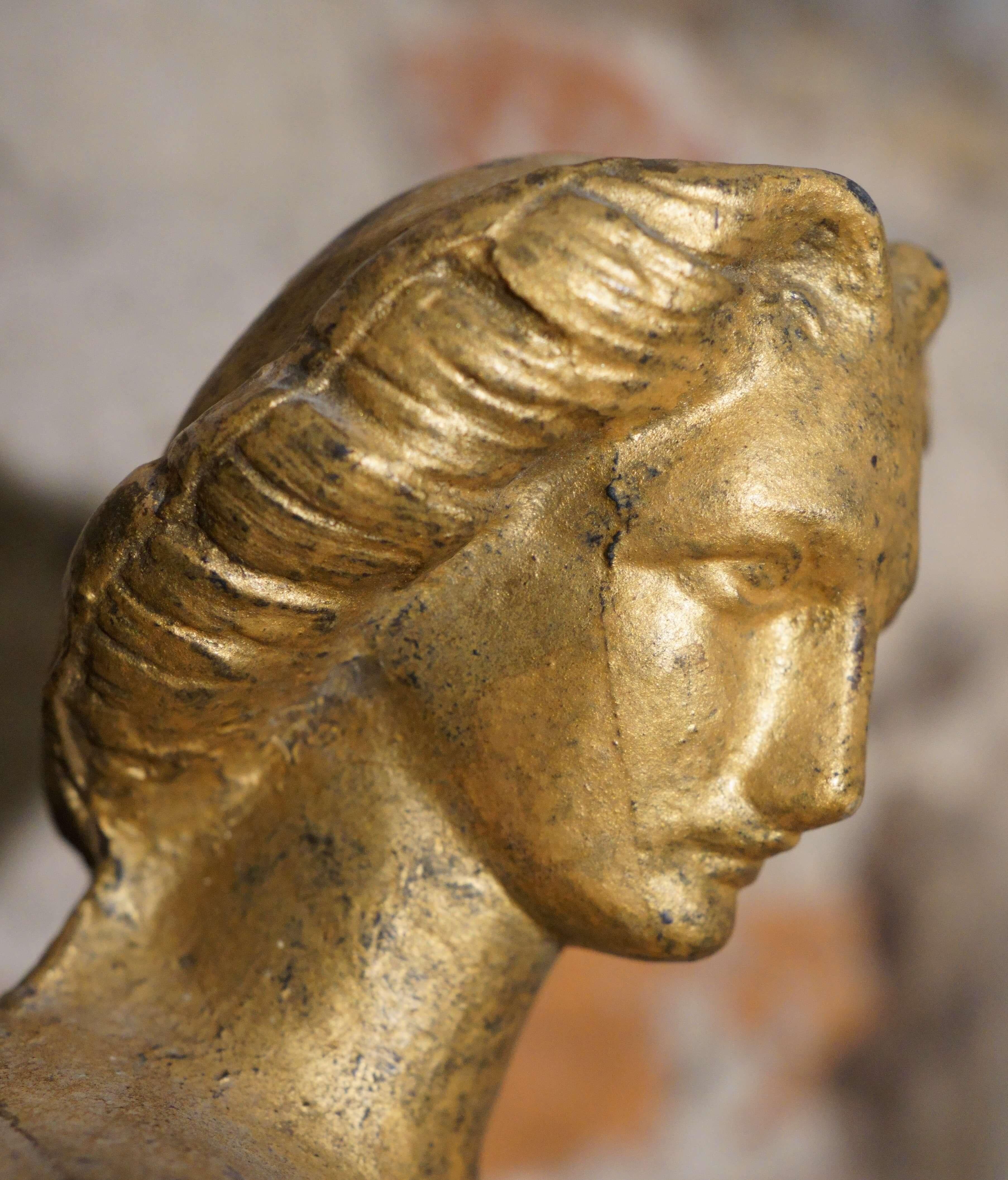 Paar französische neoklassische vergoldete Skulpturen aus Gusseisen Le Muse Art Foundry (Brown), Figurative Sculpture, von Unknown