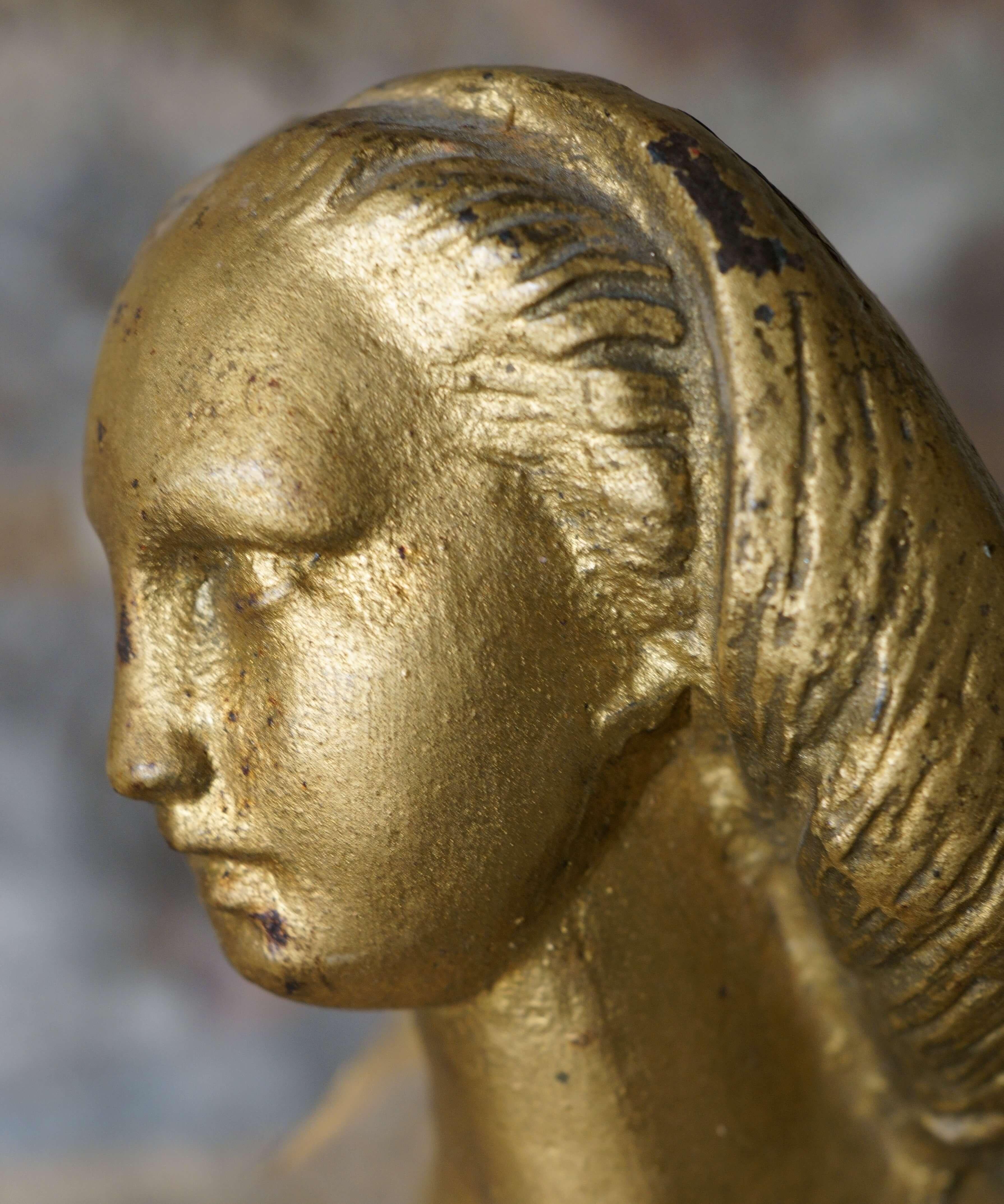 Paar französische neoklassizistische Skulpturen aus vergoldetem Eisenguss, die Melpomene, die Muse der Tragödie, mit dem Attribut des Schwertes und Erato, die Muse der Liebesdichtung, mit dem Attribut der Leier darstellen. Kunstgießerei, erste