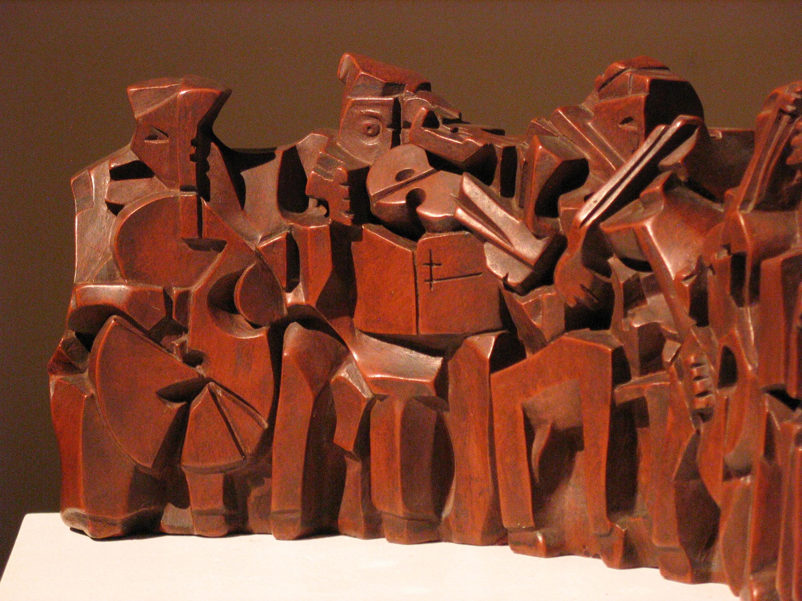 Kubistische Musiker in Mahagoni- und Kirschbaumholztönen – Sculpture von Unknown