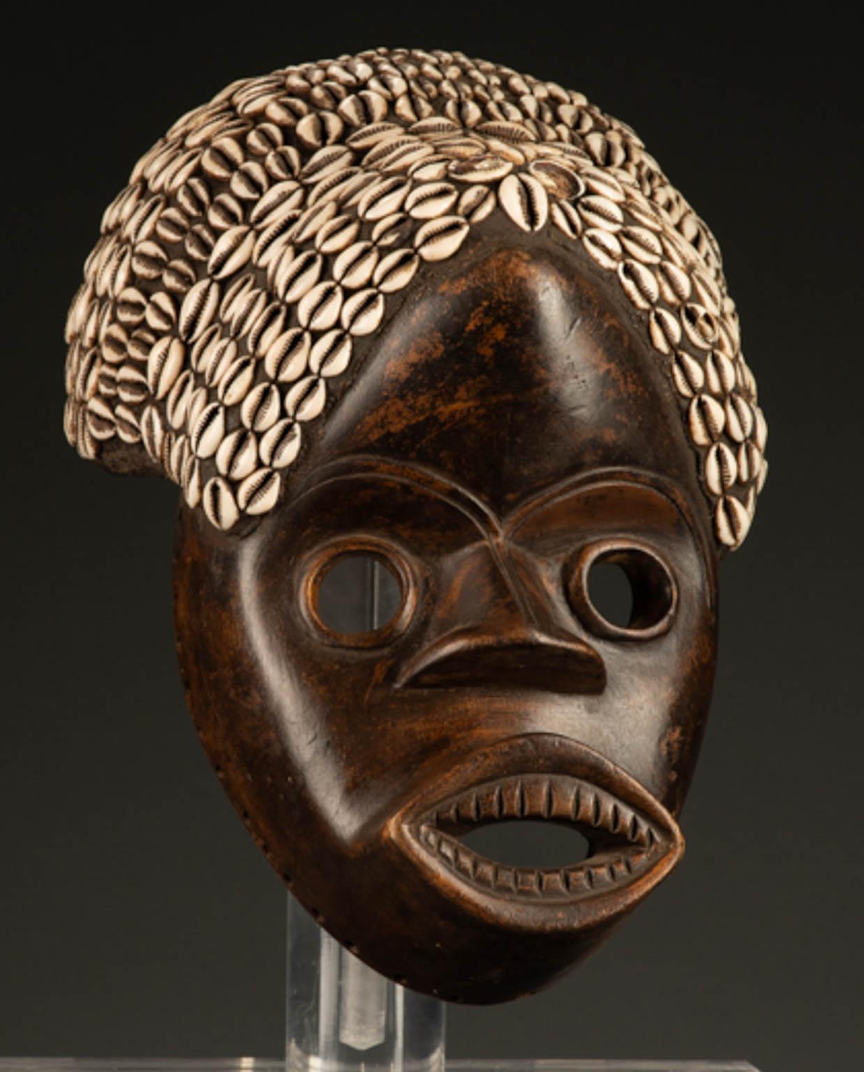 Dan Bugle Mask - Sculpture by Unknown