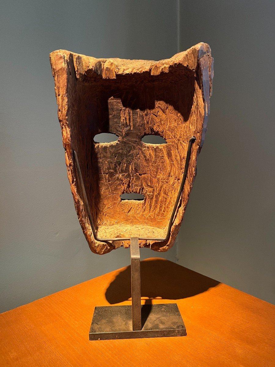 Masque tribal en bois sculpté 

7 x 20 x 10 cm 
hauteur avec la base : 38 cm