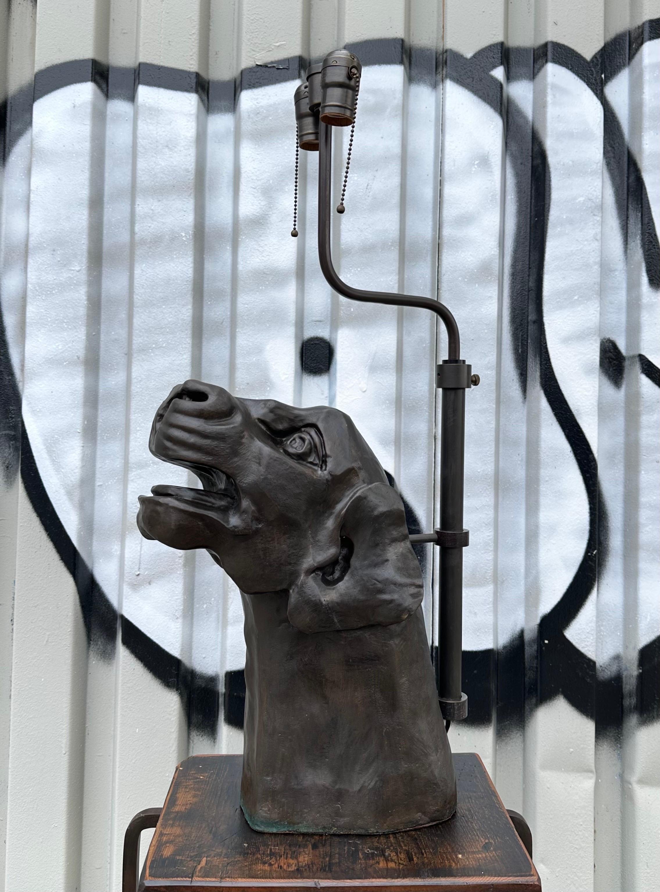 Unknown Figurative Sculpture – Dekorative Pantherkopf-Tischlampe aus Bronzeguss, patinierte Oberfläche