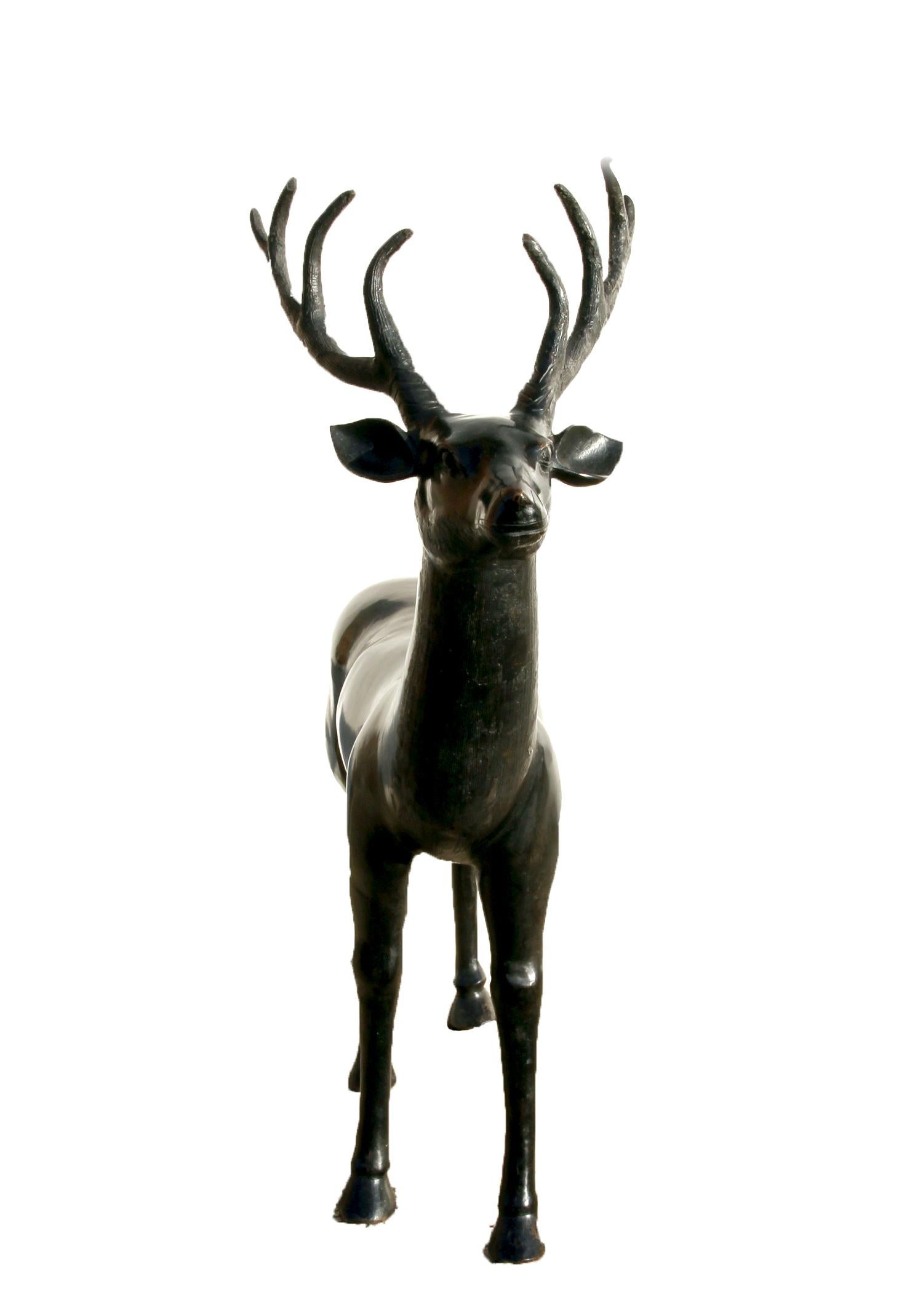 Grand cerf, grande sculpture en bronze patiné - Sculpture de Unknown
