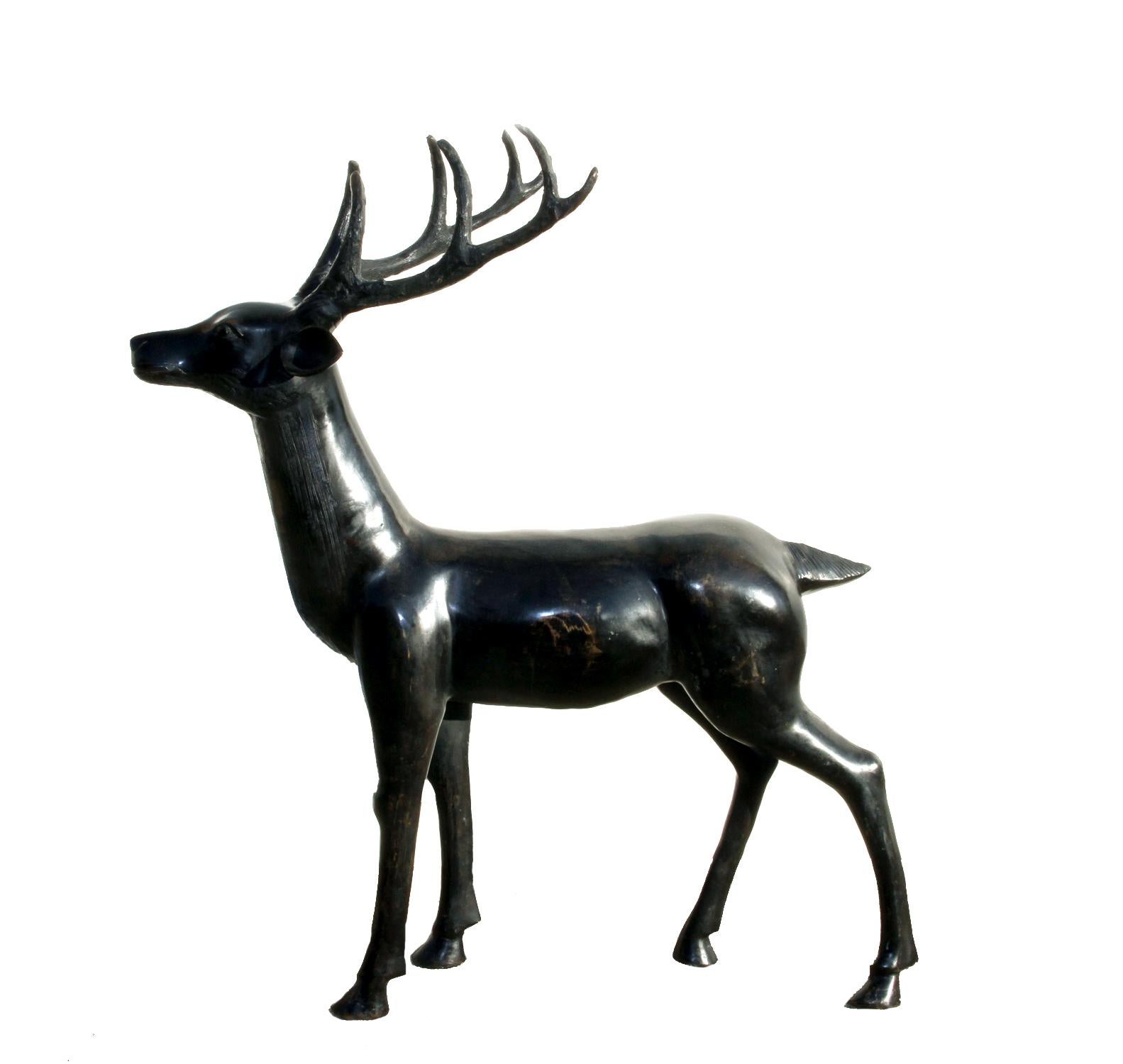 Figurative Sculpture de Unknown - Ciervo, Escultura grande de bronce patinado