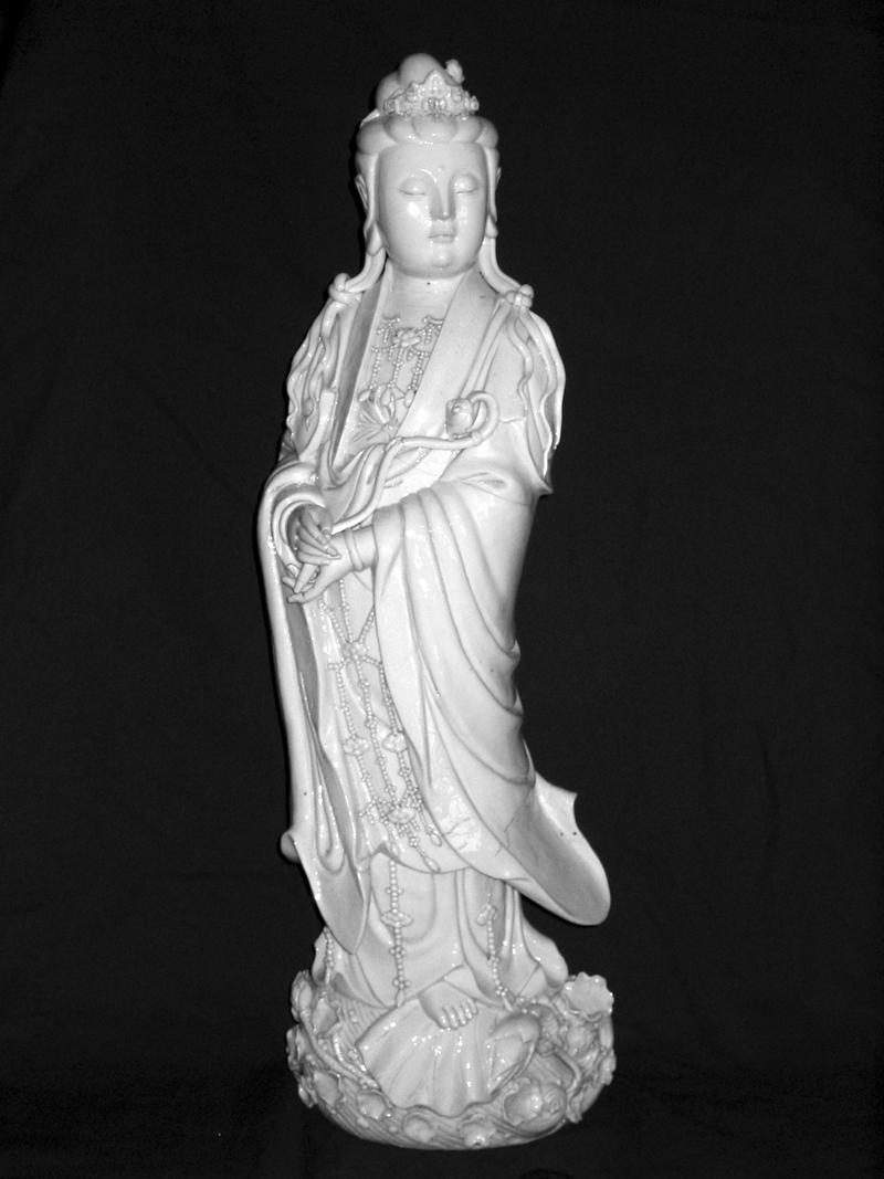 Dehua porcelain depicting Guan Yin, late 18th century - Sculpture by Unknown