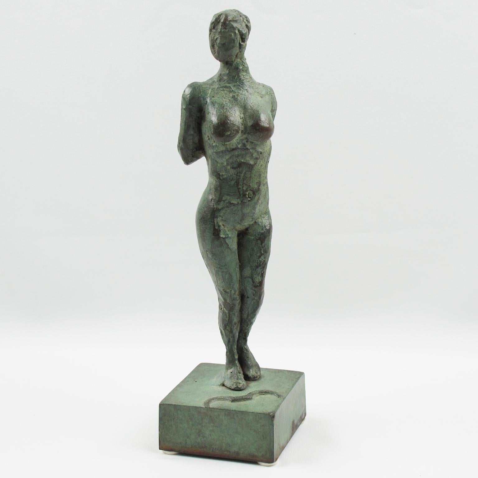 Il s'agit d'une superbe figurine en bronze de style Art déco français. La statue présente une interprétation stylisée en style libre d'Artemis ou de Diane chasseresse. La femme nue présente un motif texturé fait à la main, les deux bras dans le dos.