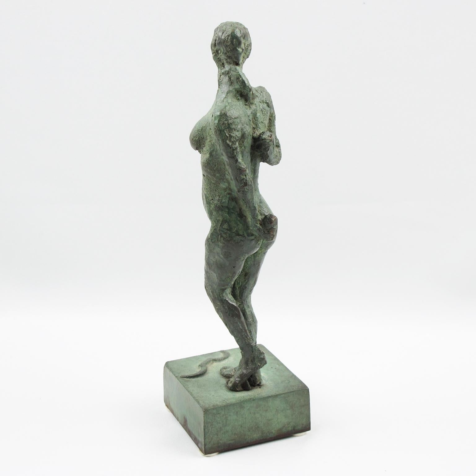 Dies ist eine atemberaubende Französisch Art Deco Bronze-Skulptur Figurine. Die Statue zeigt eine stilisierte Freestyle-Interpretation von Artemis oder Diana der Jägerin (Diane Chasseresse). Die nackte Frau hat ein handgefertigtes, strukturiertes