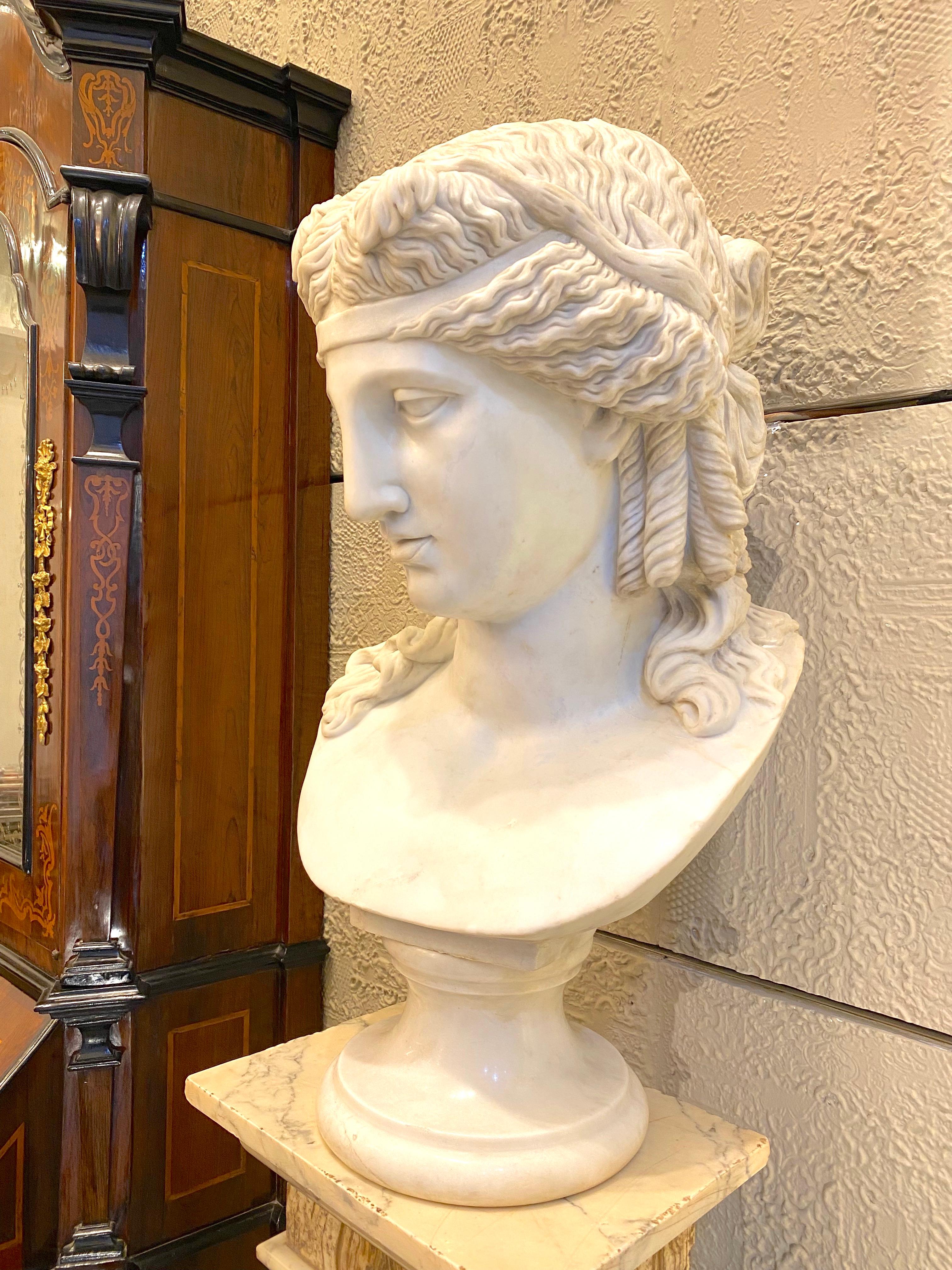 
DIONYSOS, il dio del vino, giovane, bello ma effeminato. Anche i greci e i romani lo chiamano Bacco.
Questo pregiato esemplare di grandi dimensioni in stile neoclassico  busto di Dioniso in marmo bianco  indossando un diadema con una vite nei
