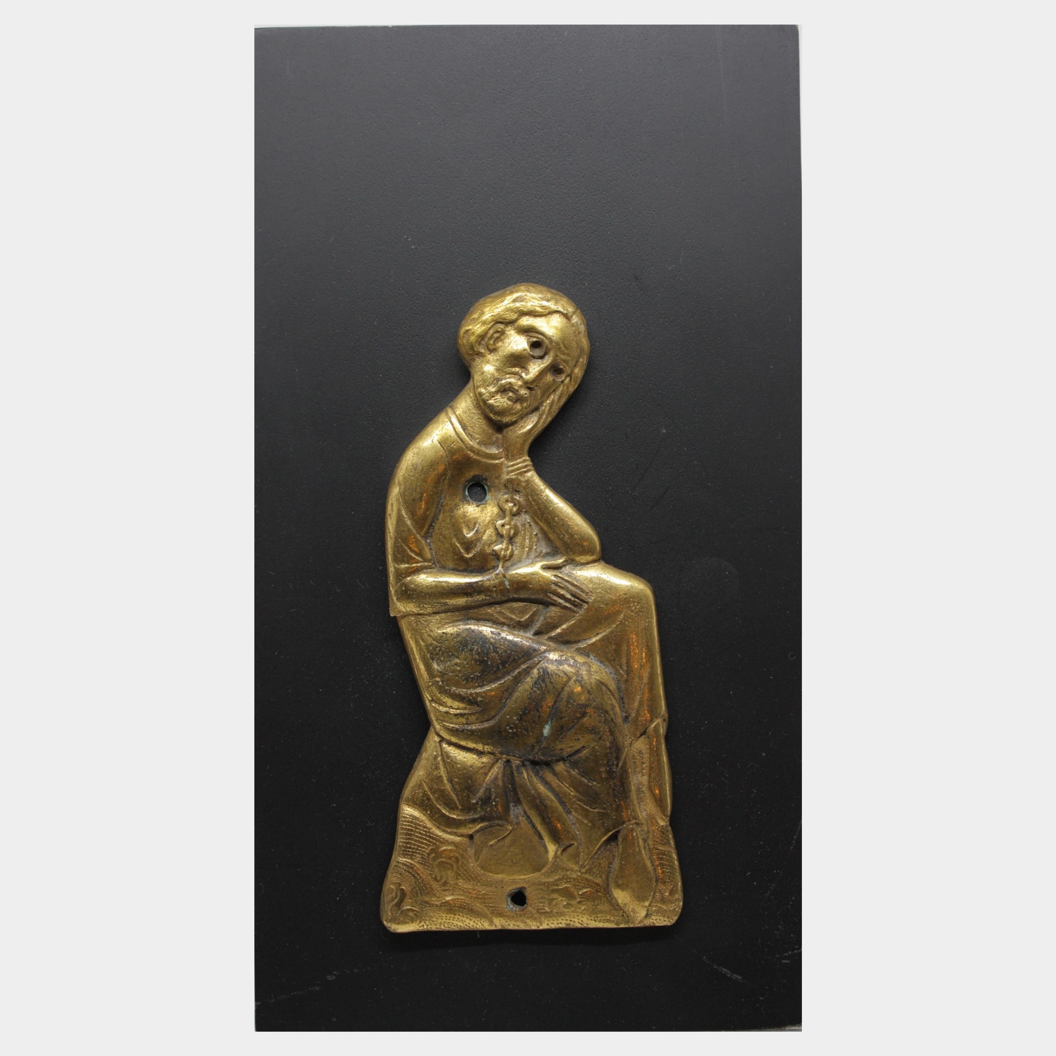 Une extraordinaire collection de 12 plaques de cuivre doré avec des yeux en pâte de verre, provenant de Limoges, France, et datant du début du 13e siècle. Ces fines plaques, d'une hauteur d'environ 15 cm chacune, faisaient partie de la décoration