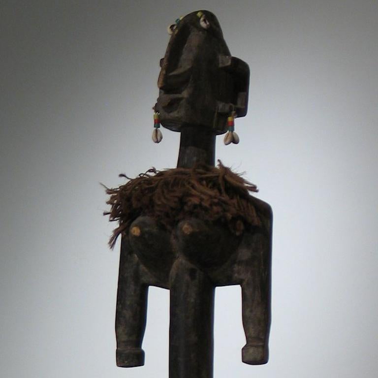 Dogon Maske mit Figur – Sculpture von Unknown
