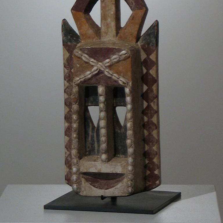 Dogon Maske mit Figur (Braun), Figurative Sculpture, von Unknown