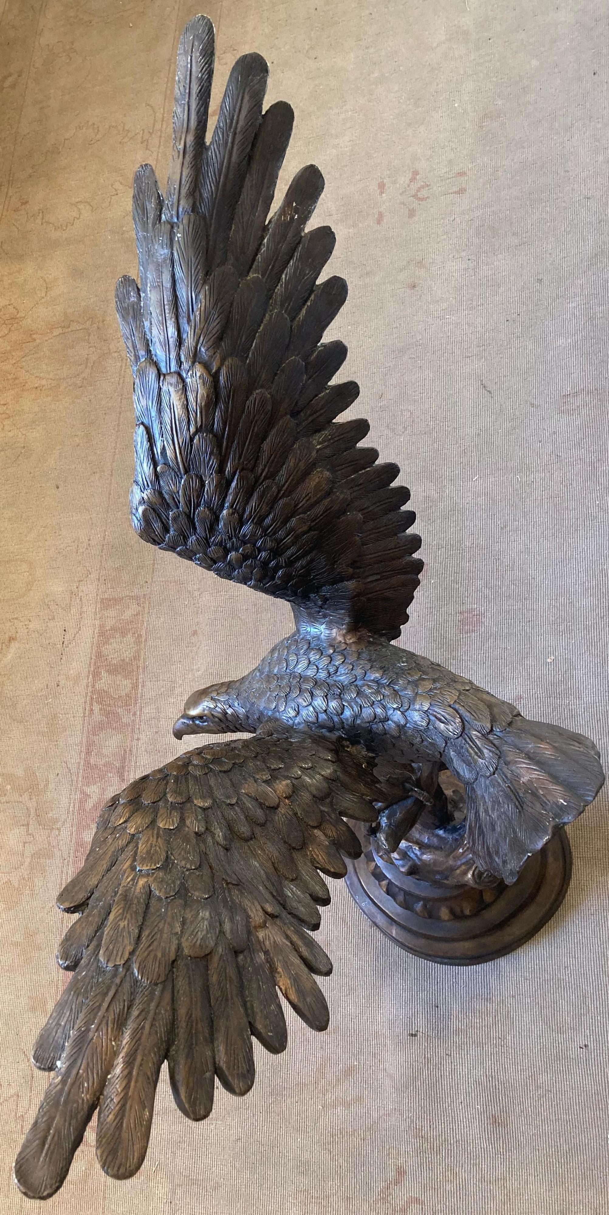 Eine große, kraftvoll wirkende Skulptur eines Adlers, der sich zum Abflug bereit macht. Ich habe ein Foto einer Getränkedose in einer Aufnahme beigefügt, um Ihnen eine Vorstellung von der Größe dieser Skulptur zu geben; der Guss von etwas in dieser