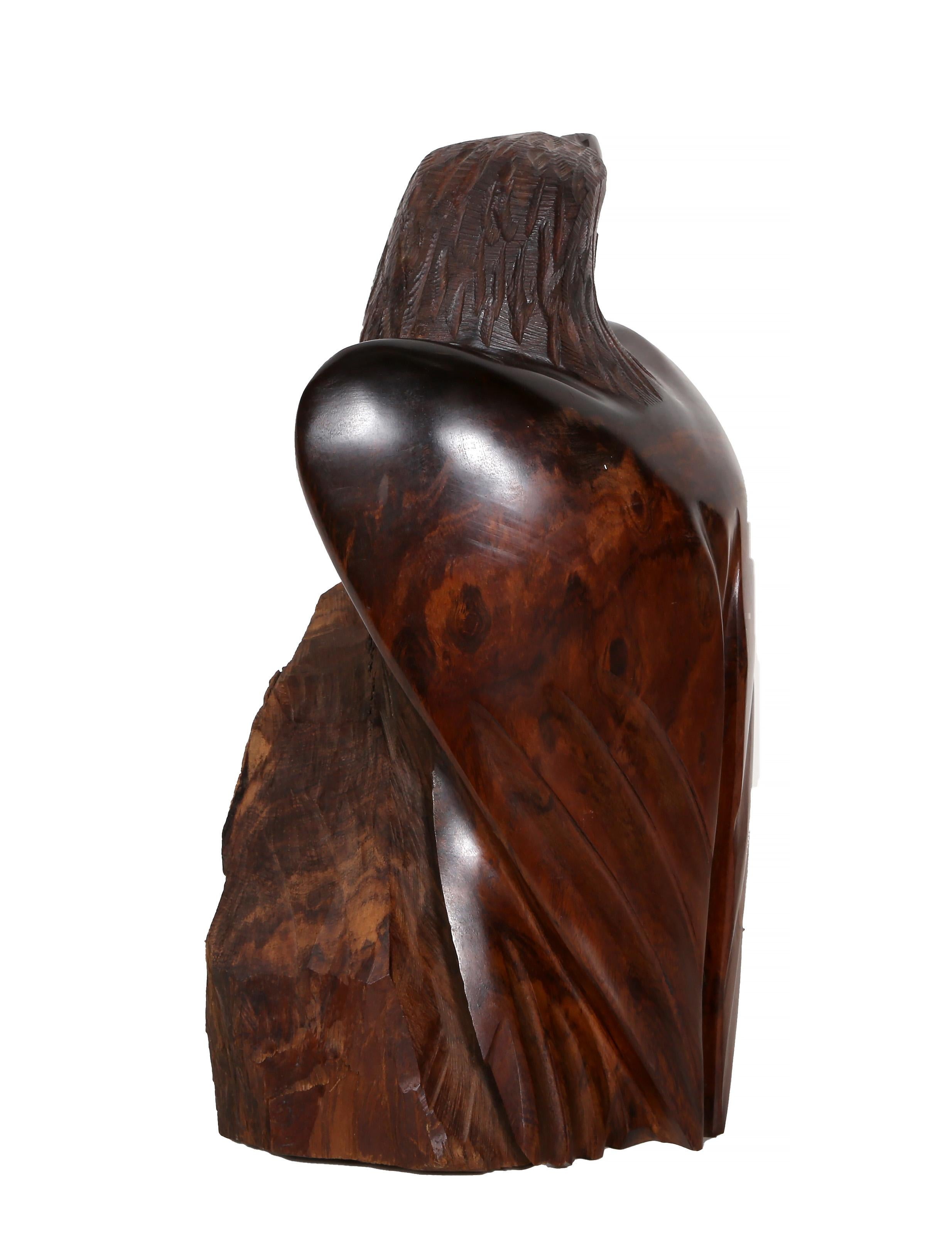 Eagle, sculpture moderne en bois sculptée à la main - Marron Figurative Sculpture par Unknown