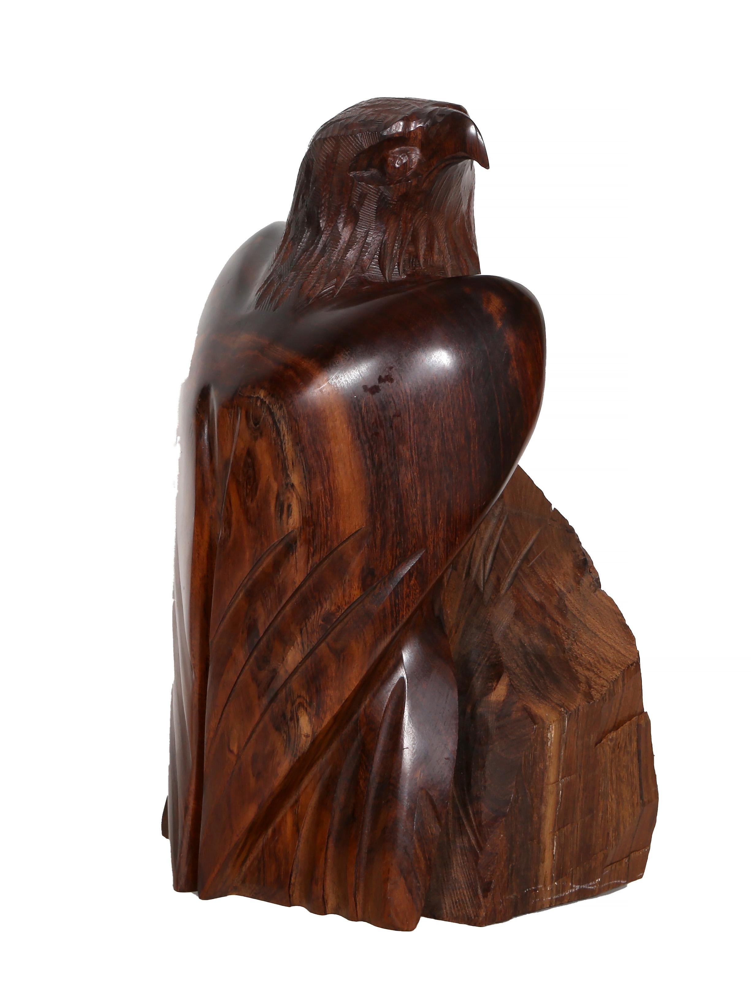 Eagle, sculpture moderne en bois sculptée à la main en vente 1