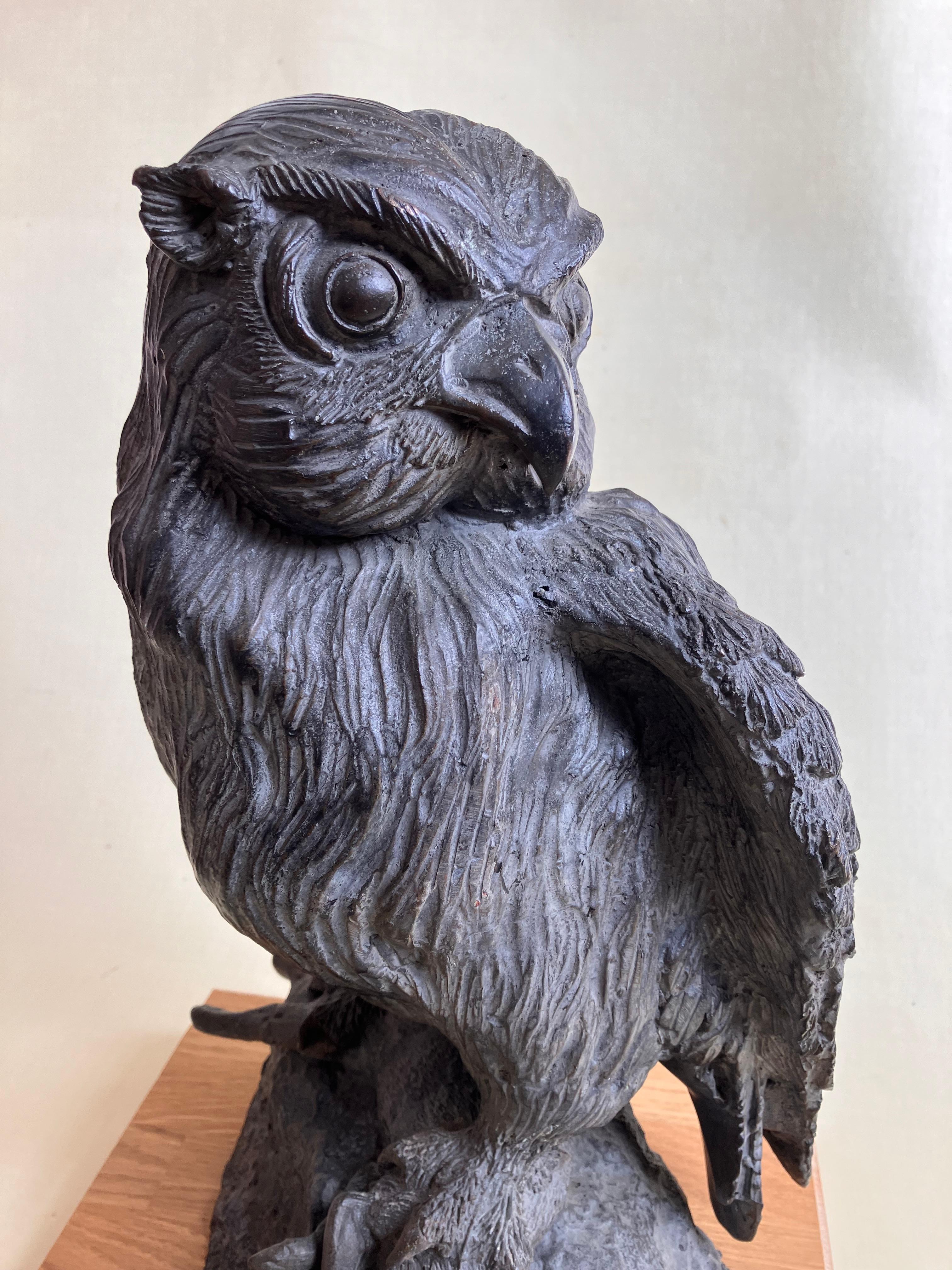 Búho orejudo con presa ' Escultura grande de bronce.  hacia los años 50. - Sculpture de Unknown