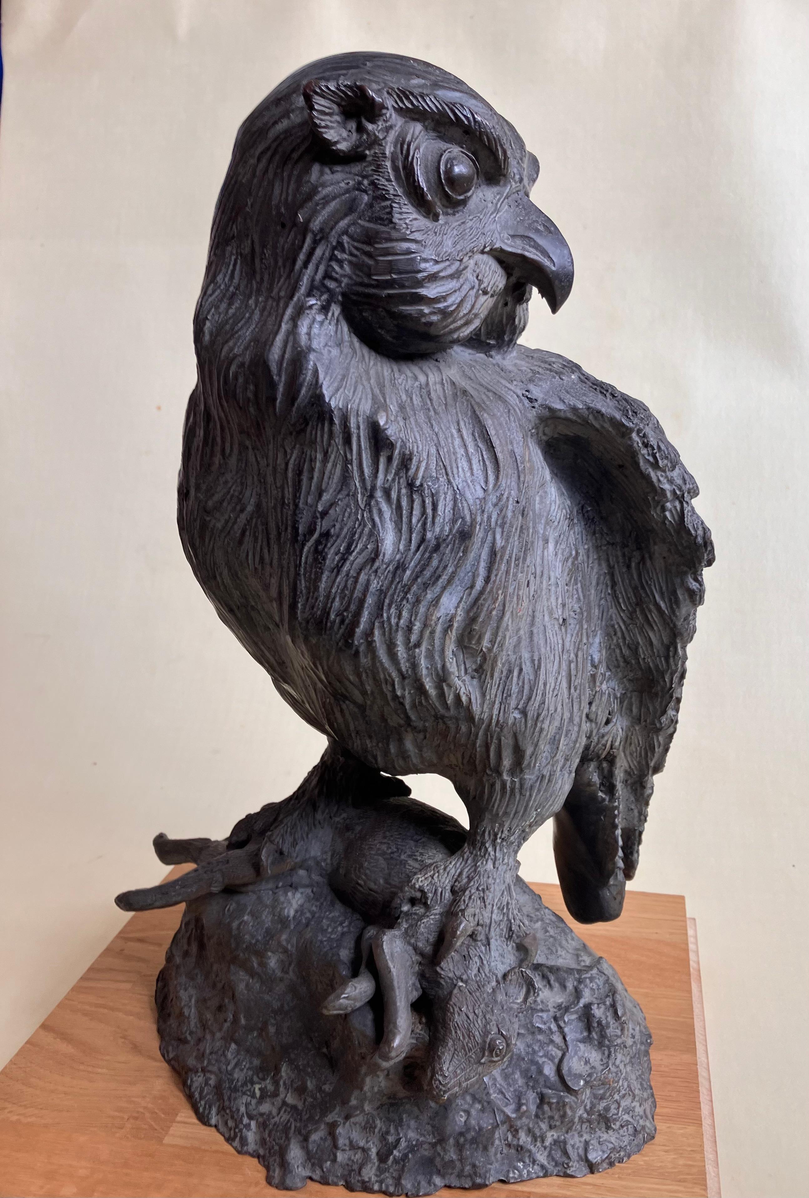 Búho orejudo con presa ' Escultura grande de bronce.  hacia los años 50. - Figurative Sculpture Oro de Unknown