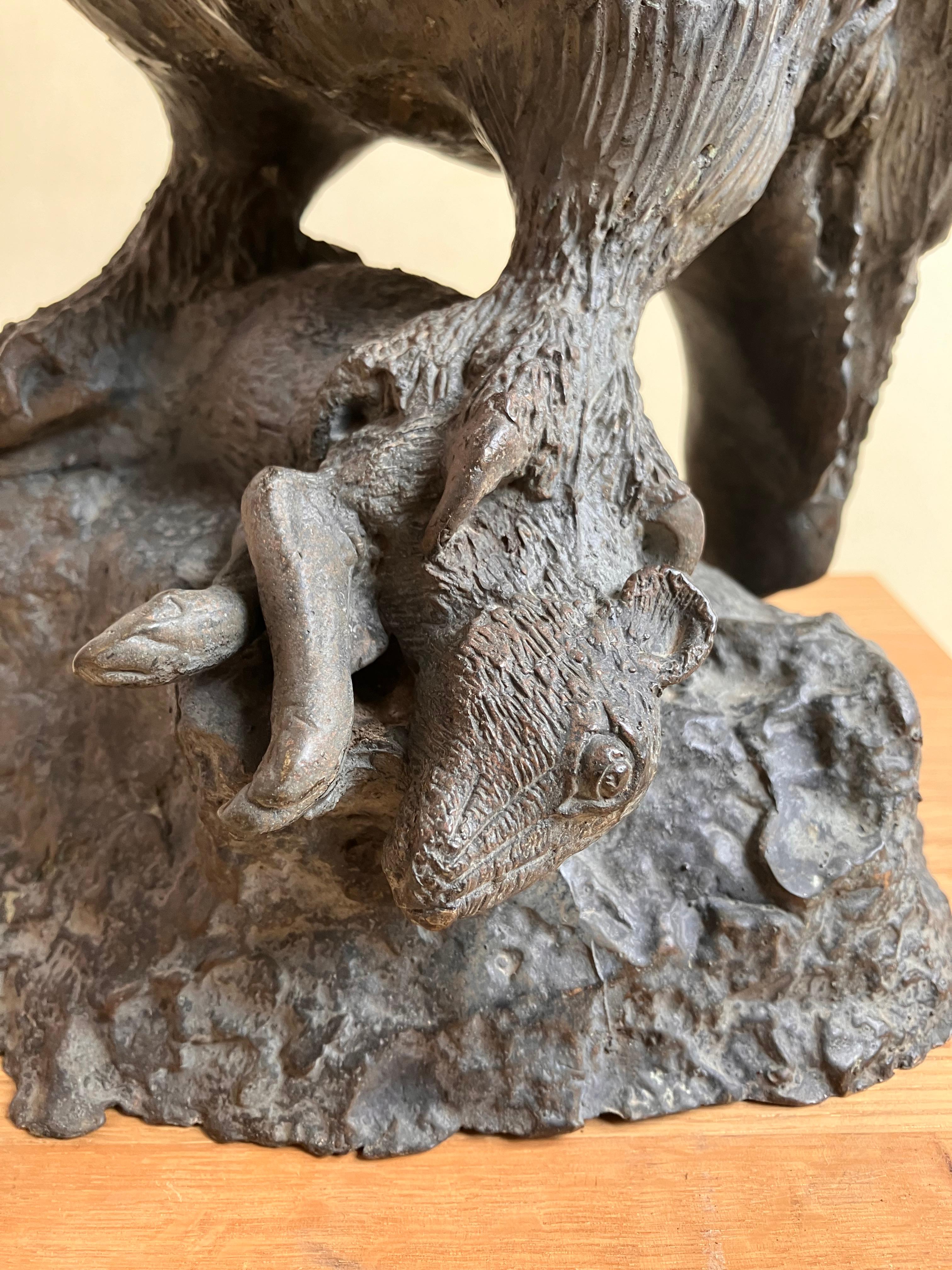 Una pieza de Animalier de estilo renacentista. escultura de bronce fundido.
Búho orejudo con presa'. hacia 1950.
El estilo es exagerado/grotesco, al estilo de la escultura animalier francesa del siglo XIX. Magnífica calidad y minuciosidad en los