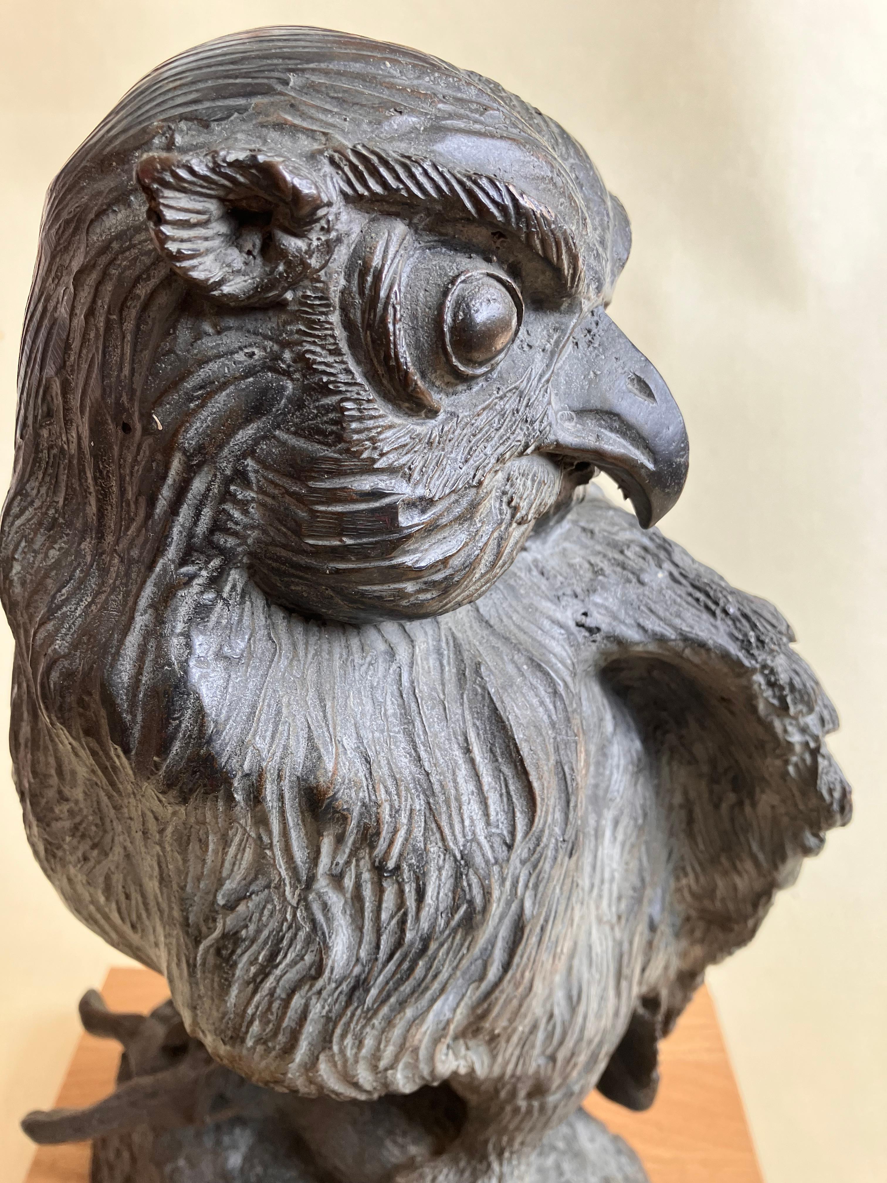 Búho orejudo con presa ' Escultura grande de bronce.  hacia los años 50. en venta 1