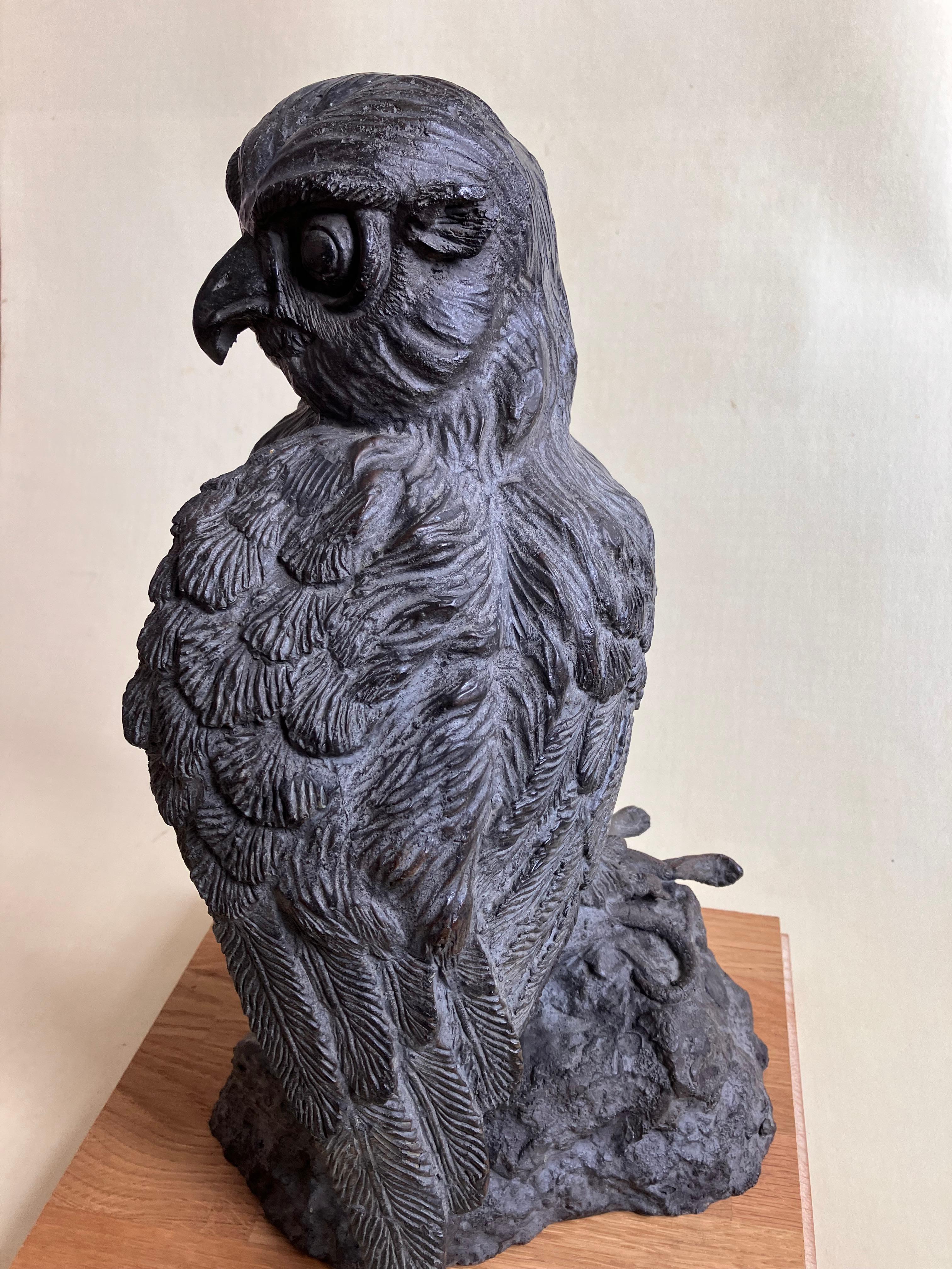 Búho orejudo con presa ' Escultura grande de bronce.  hacia los años 50. en venta 2