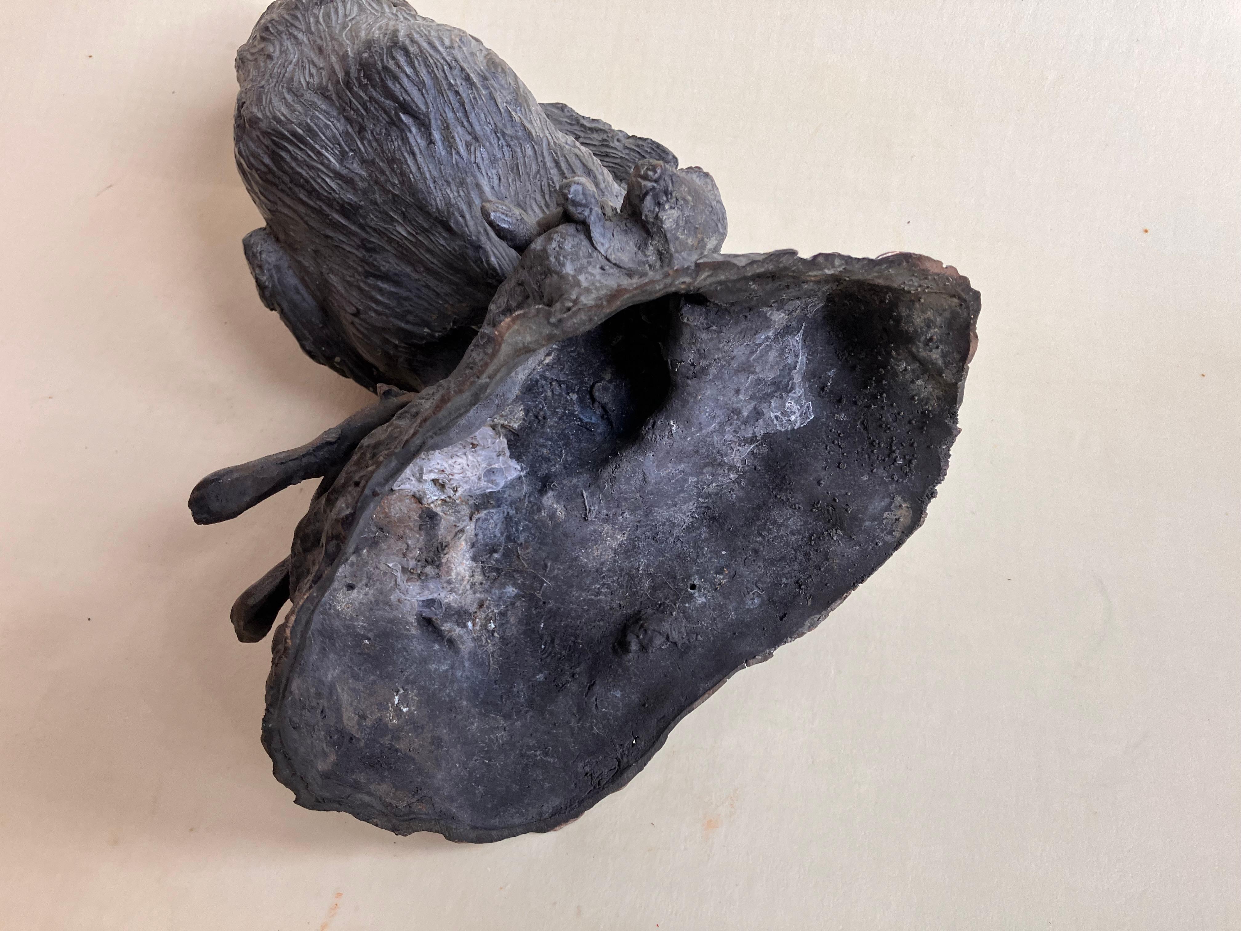 Búho orejudo con presa ' Escultura grande de bronce.  hacia los años 50. en venta 3