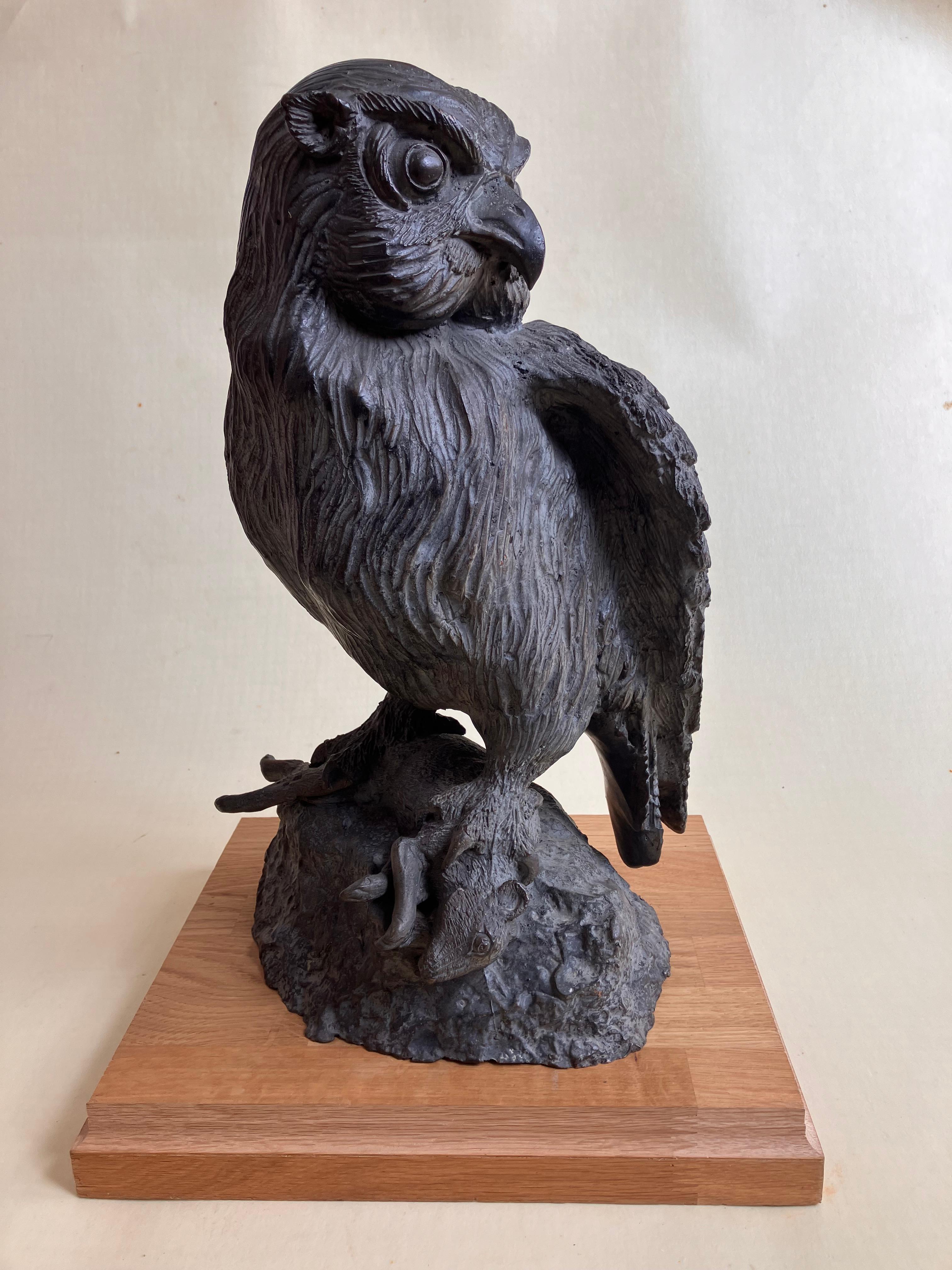 Búho orejudo con presa ' Escultura grande de bronce.  hacia los años 50.