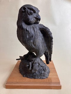 Búho orejudo con presa ' Escultura grande de bronce.  hacia los años 50.