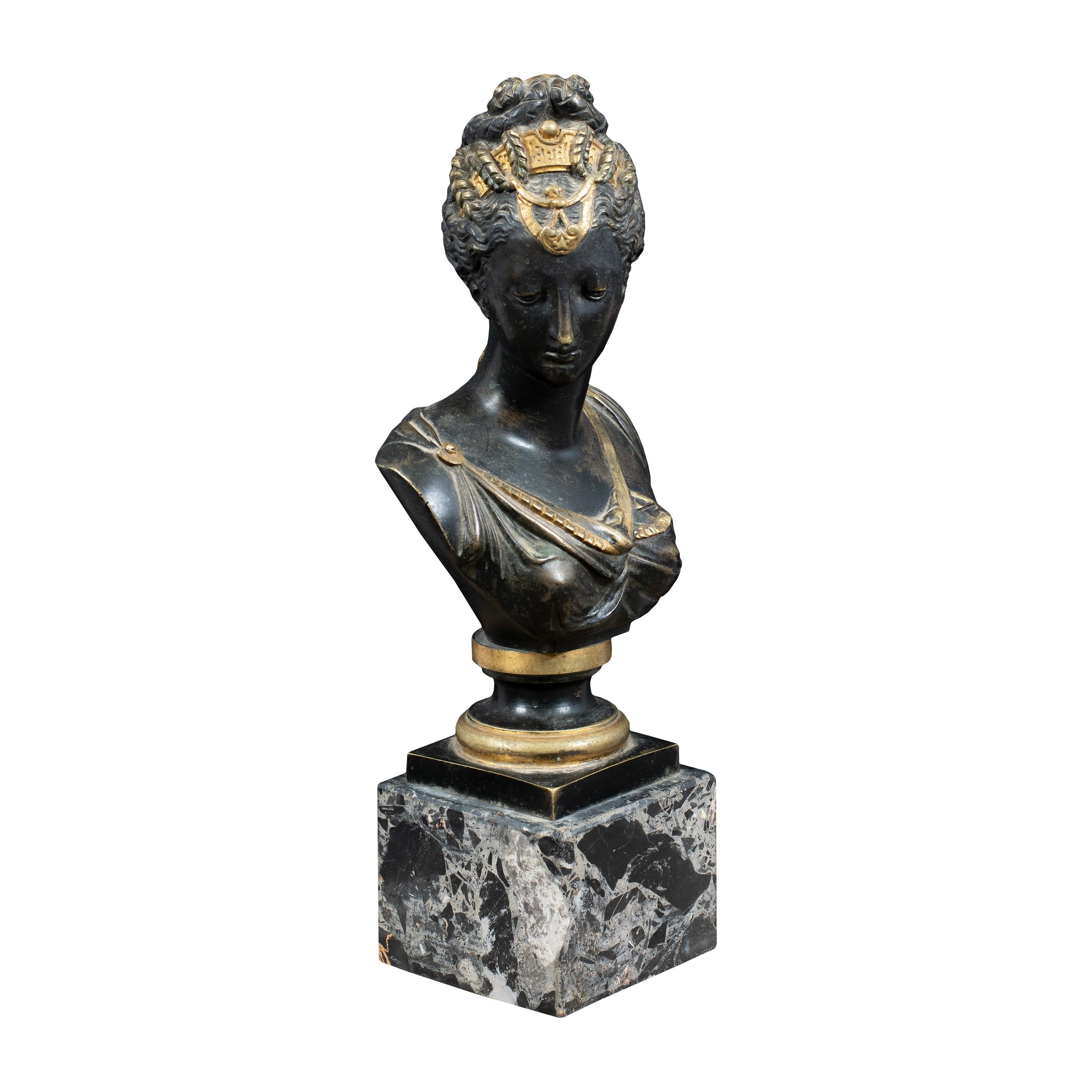 Sculpture en bronze à figure Empire du début du 19e siècle - buste de femme - Or Figurative Sculpture par Unknown
