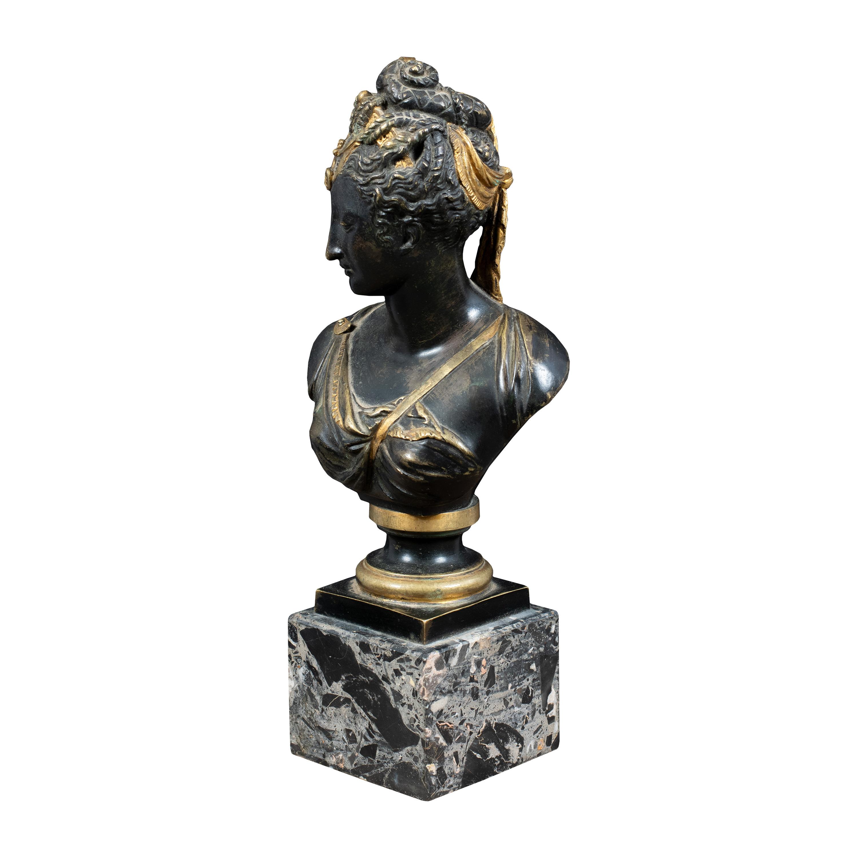 Petit ornement en bronze - Buste de femme. Italie, début du 19e siècle.

8 x 8 x h 29 cm, sans la base h 23 cm.

Entièrement en bronze patiné et doré. Représentation d'une figure féminine dans le style Empire/Retour d'Égypte.


- Cet article est