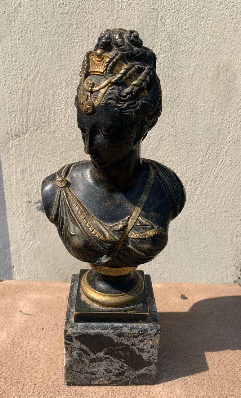 Sculpture en bronze à figure Empire du début du 19e siècle - buste de femme en vente 1
