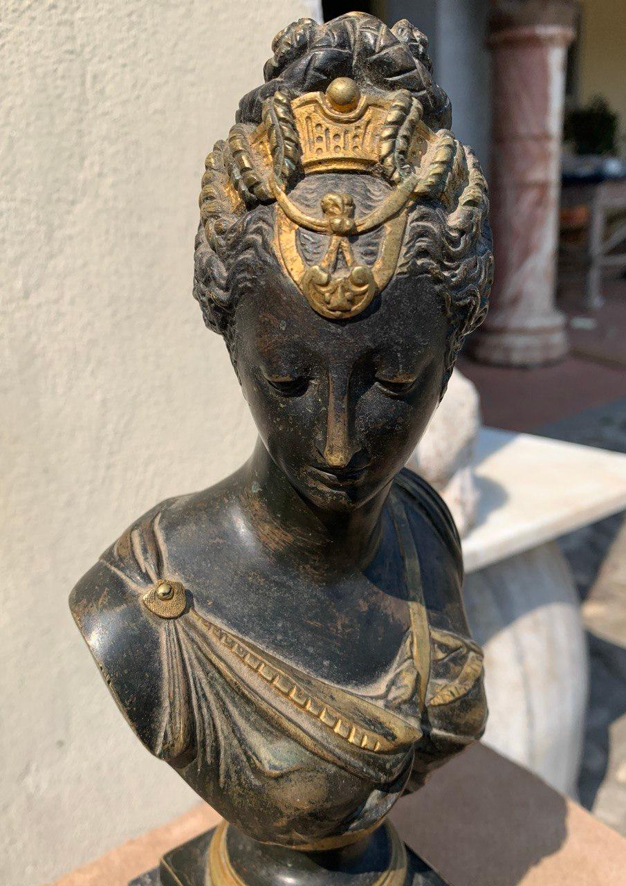 Sculpture en bronze à figure Empire du début du 19e siècle - buste de femme en vente 2