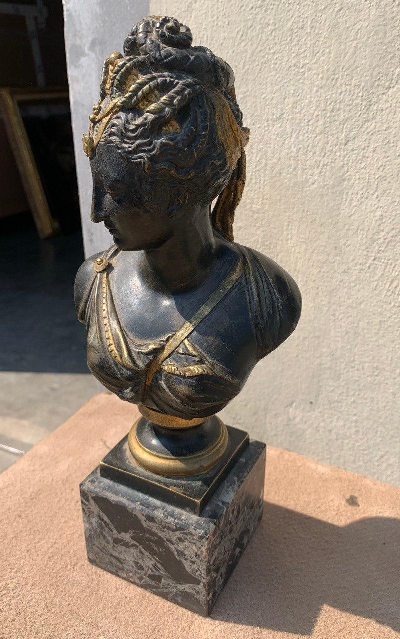 Sculpture en bronze à figure Empire du début du 19e siècle - buste de femme en vente 3