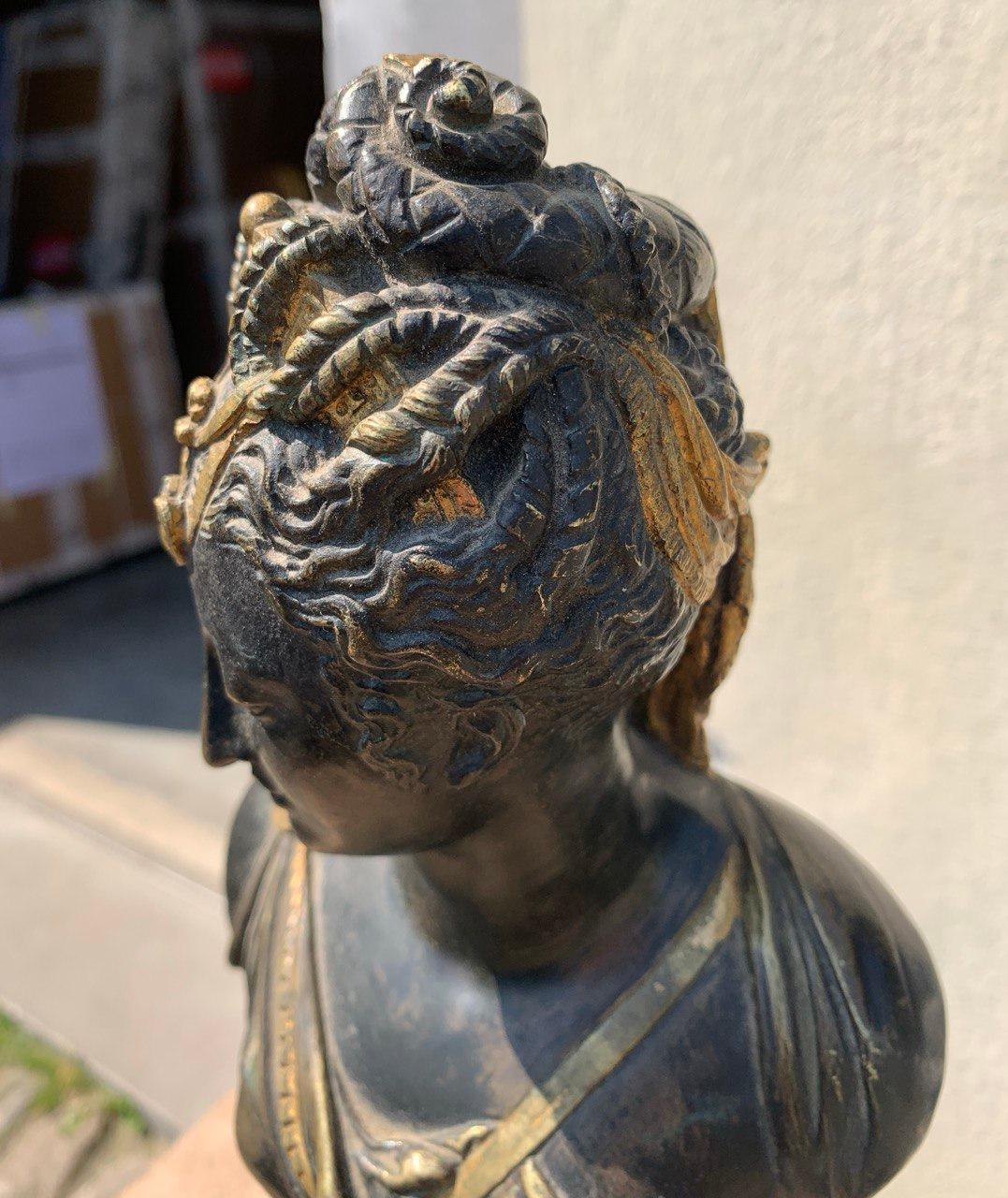 Sculpture en bronze à figure Empire du début du 19e siècle - buste de femme en vente 4