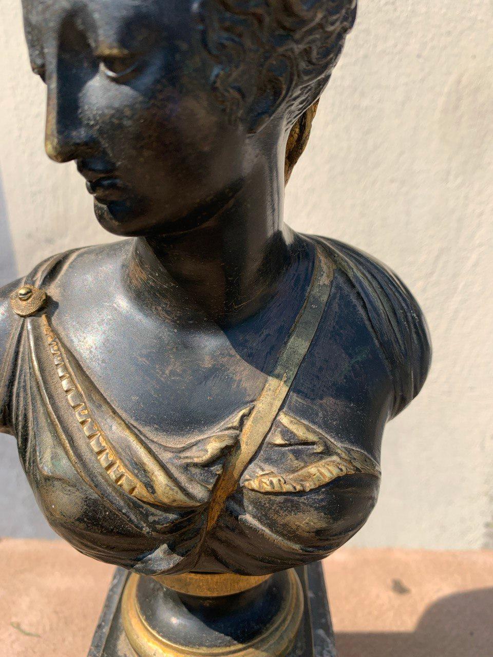 Sculpture en bronze à figure Empire du début du 19e siècle - buste de femme en vente 6