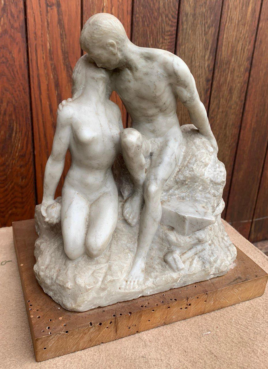Romantische Marmorskulptur des frühen 19. Jahrhunderts – Kissenfiguren (Braun), Nude Sculpture, von Unknown