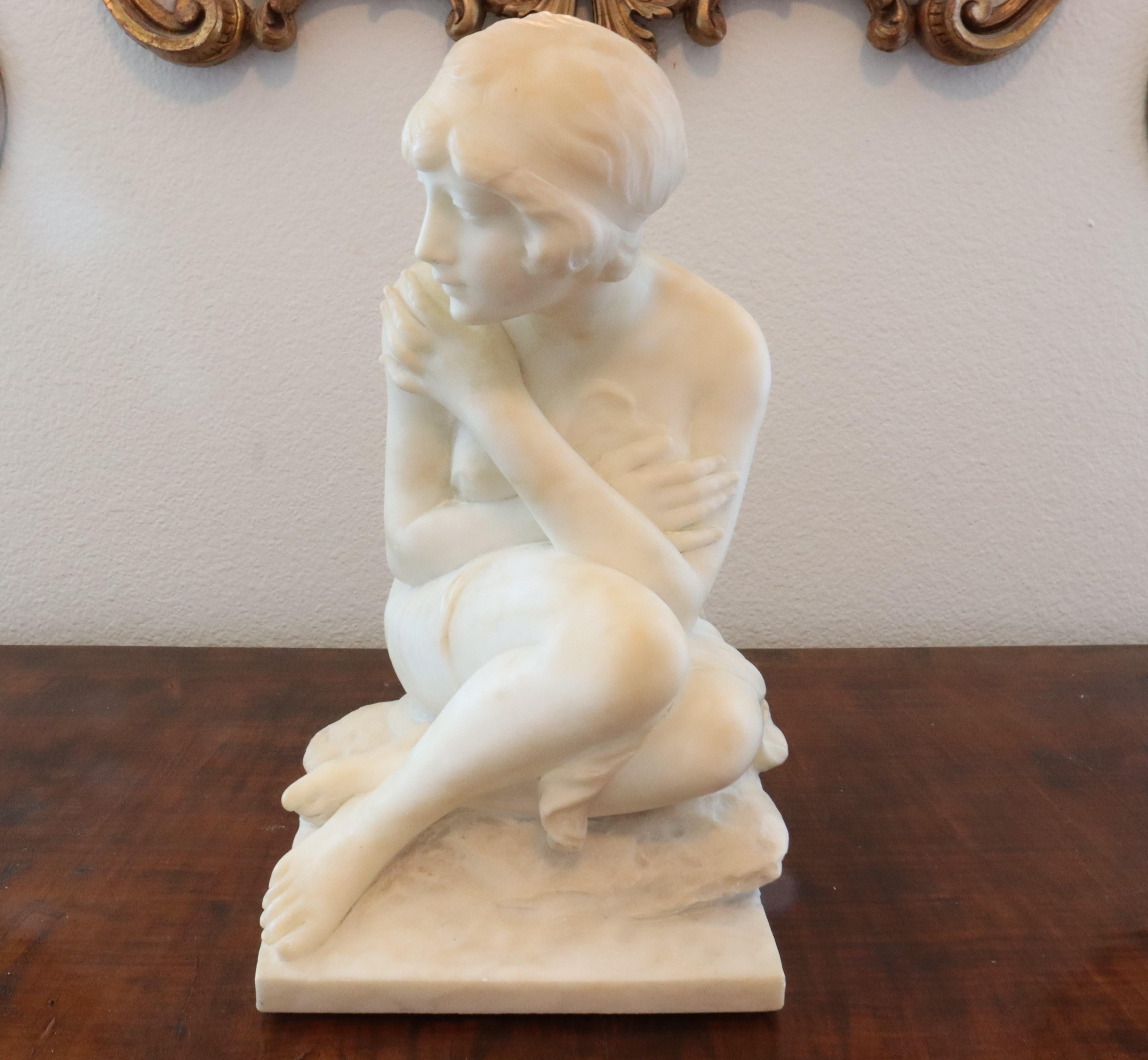 Alabaster-Skulptur einer sitzenden weiblichen Badenden aus dem frühen 20. Jahrhundert.  – Sculpture von Unknown