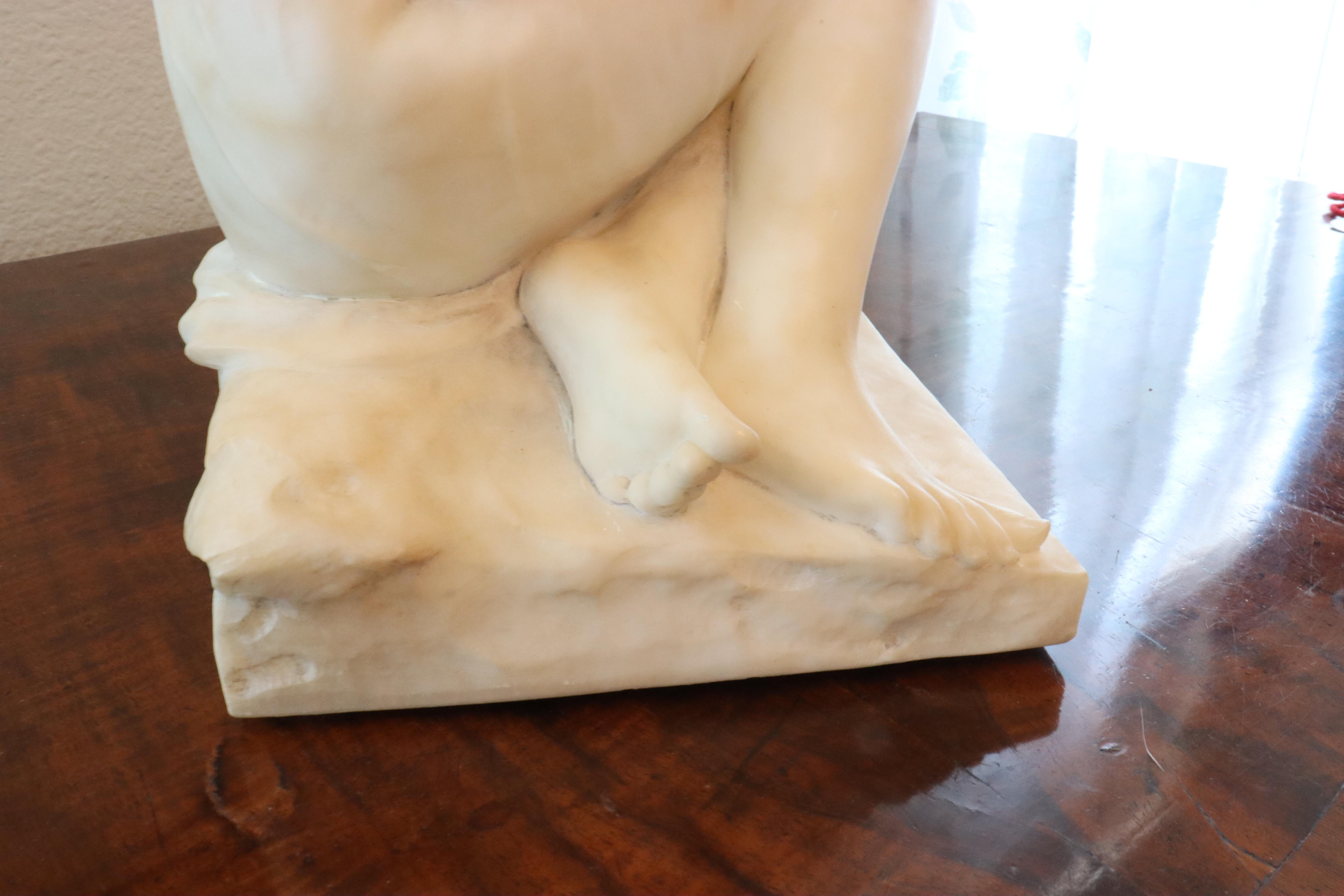 Alabaster-Skulptur einer sitzenden weiblichen Badenden aus dem frühen 20. Jahrhundert.  im Angebot 1