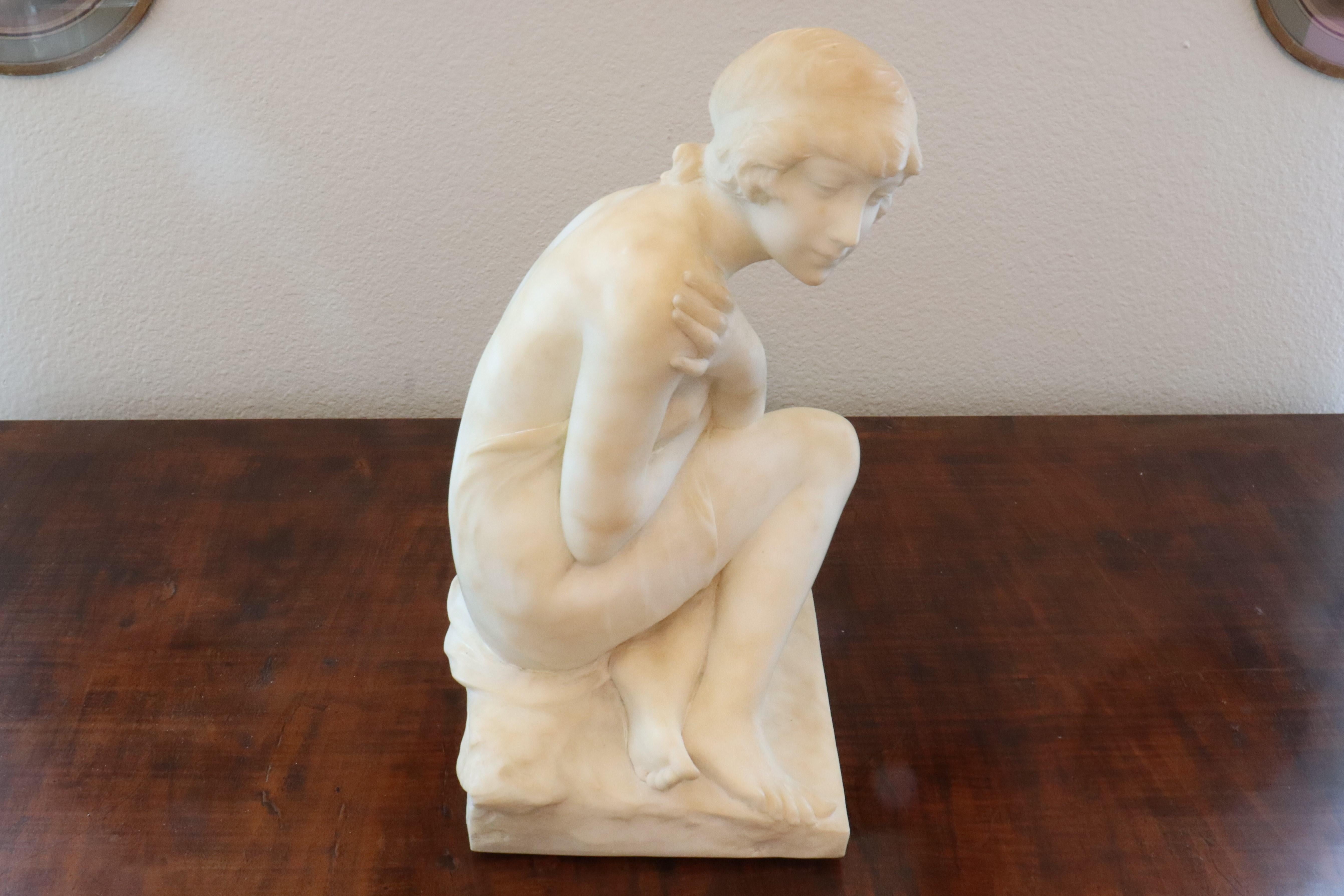 Alabaster-Skulptur einer sitzenden weiblichen Badenden aus dem frühen 20. Jahrhundert.  im Angebot 4