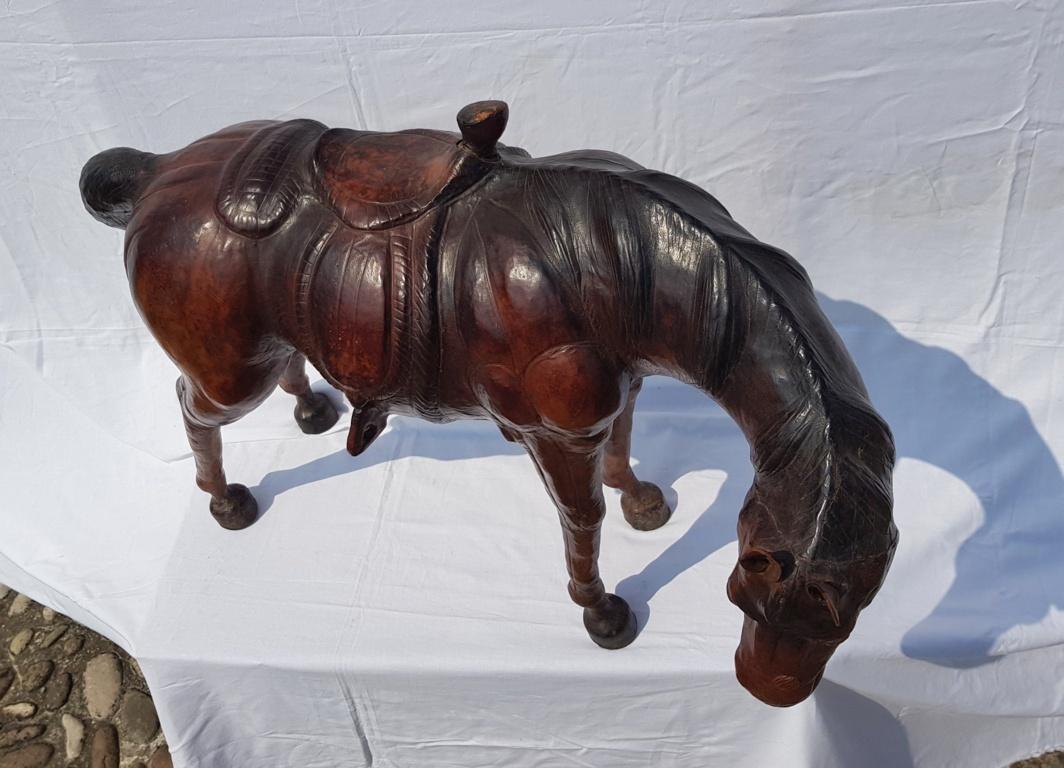 Mit Leder überzogenes Spielzeugpferd. Italien, 20. Jahrhundert.

75 x 30 x H 53 cm.

Holzstruktur, vollständig mit Leder überzogen.


- Dieser Artikel wird mit einem Echtheitszertifikat mit Rechtsgültigkeit verkauft.
- Weitere Einzelheiten zum