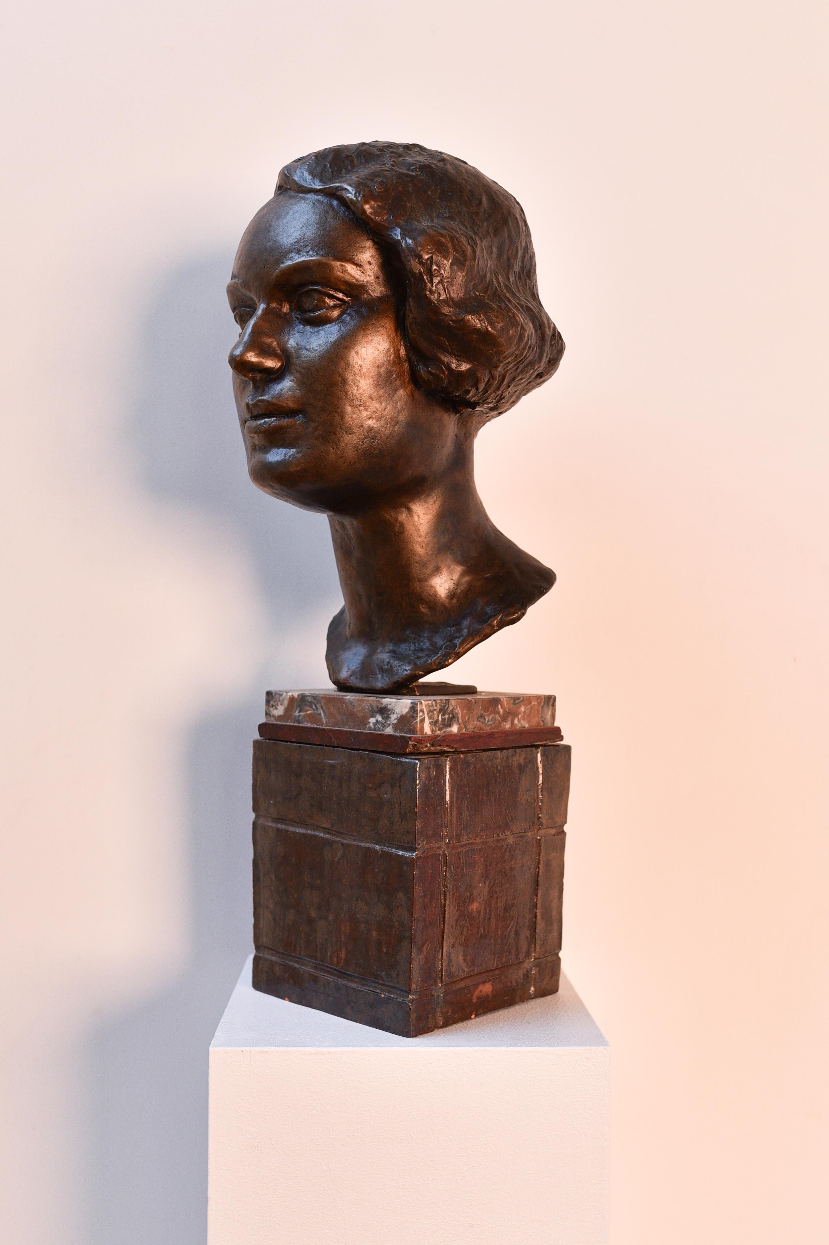Jugendstil-Bronzebüste einer Frau auf einem Keramiksockel aus dem frühen 20. Jahrhundert  – Sculpture von Unknown