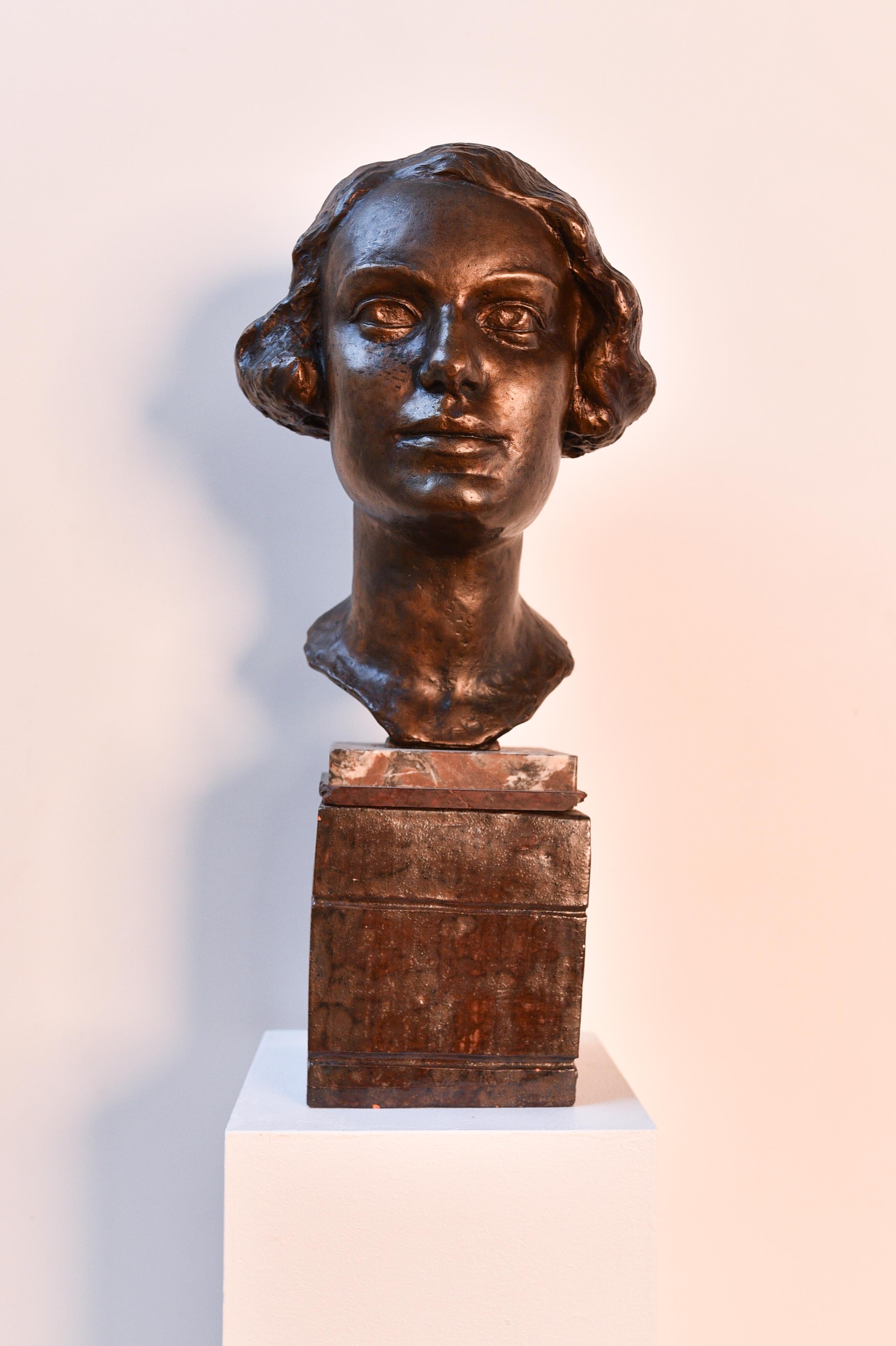 Jugendstil-Bronzebüste einer Frau auf einem Keramiksockel aus dem frühen 20. Jahrhundert  (Art nouveau), Sculpture, von Unknown