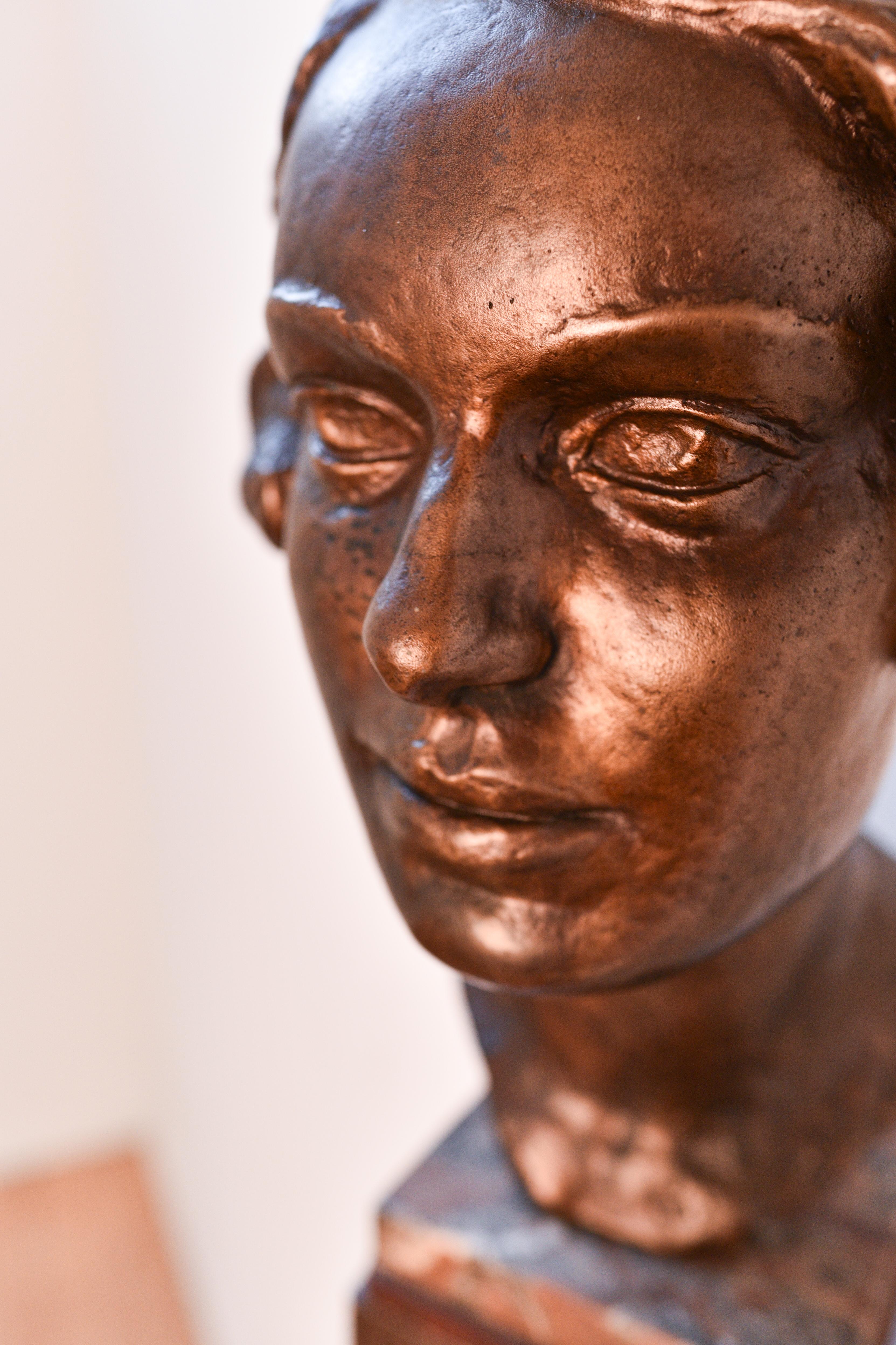 Jugendstil-Bronzebüste einer Frau auf einem Keramiksockel aus dem frühen 20. Jahrhundert  im Angebot 5