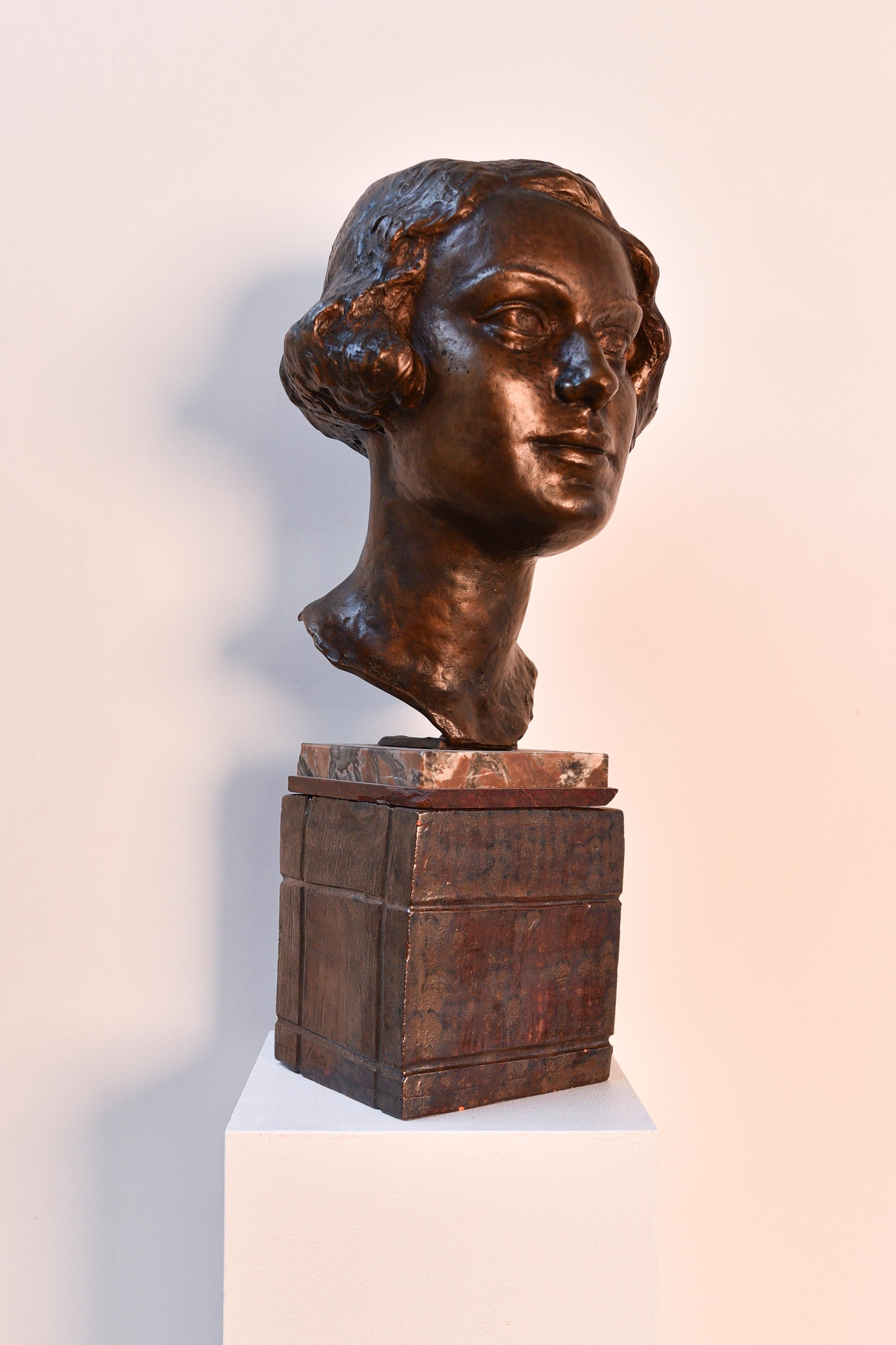 Unknown Figurative Sculpture – Jugendstil-Bronzebüste einer Frau auf einem Keramiksockel aus dem frühen 20. Jahrhundert 