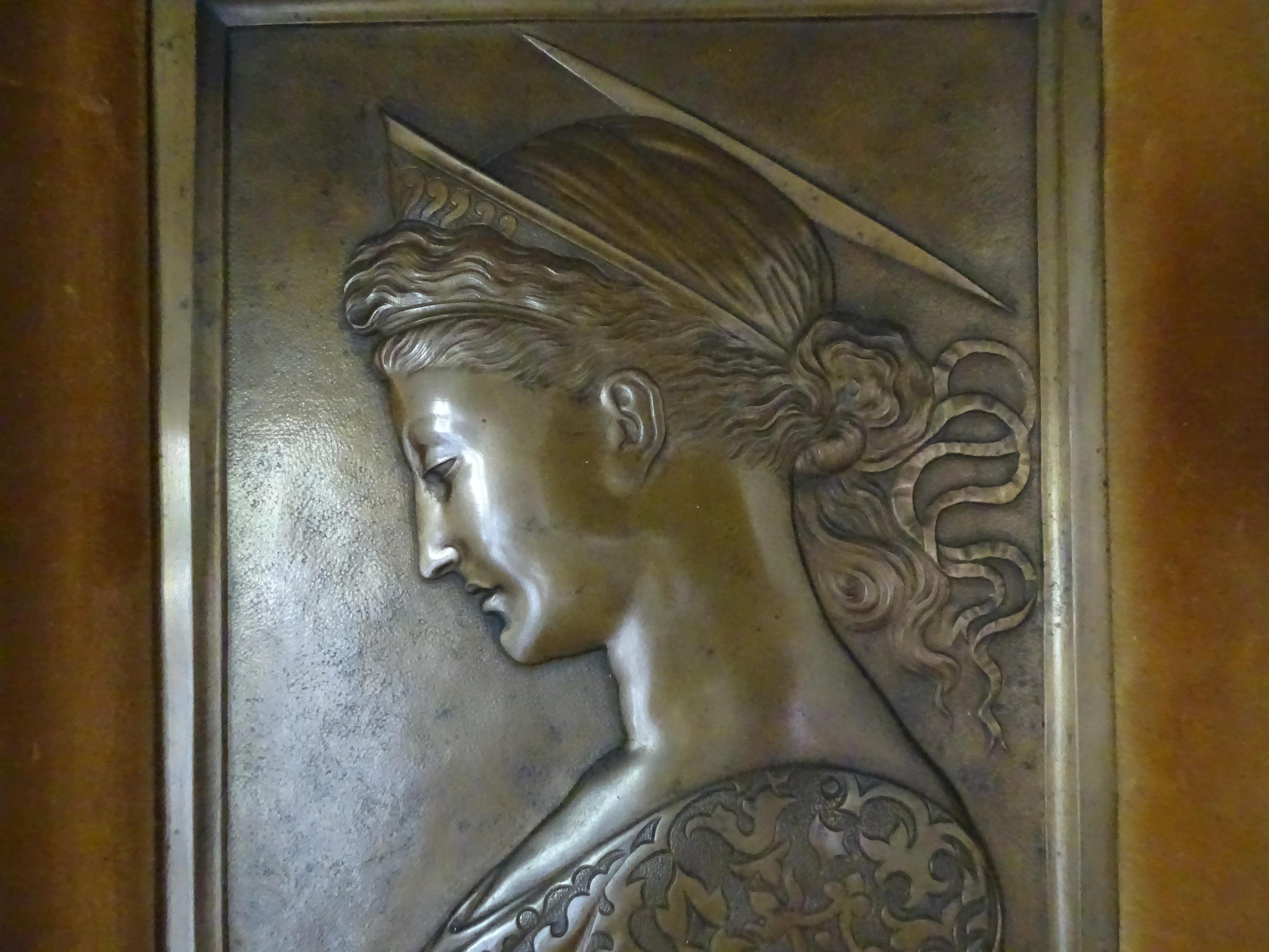 Early 20th Century Bronze Relief Pre-Raphaelite French School Profile of a Woman

Chiselled bronze plaque depicting a female profile, pre-raphaelite style. Work between the 19th and 20th of the French school. Modern frame in wood and velvet.
In