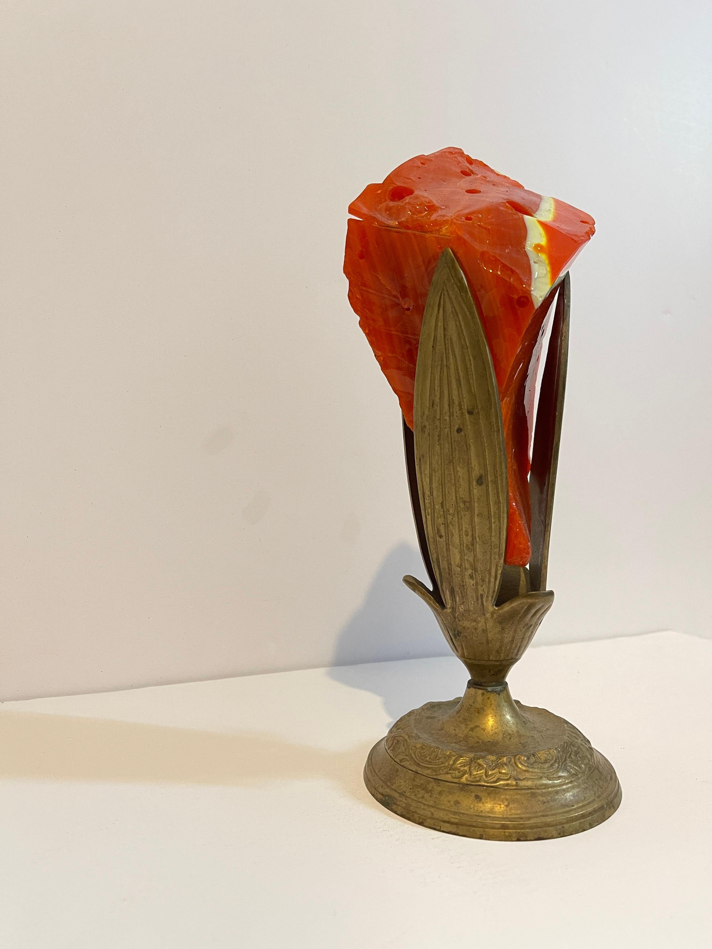 Cette pièce semble non signée et non marquée. Il provient d'une importante propriété de la région de Palm Beach.
Il s'agit d'une flamme ou d'une torche abstraite dans un vase en bronze.

On pense que le verre vénitien (italien : vetro veneziano) est