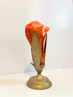 Escultura abstracta de cristal soplado, tallado y de forma libre en un jarrón de bronce