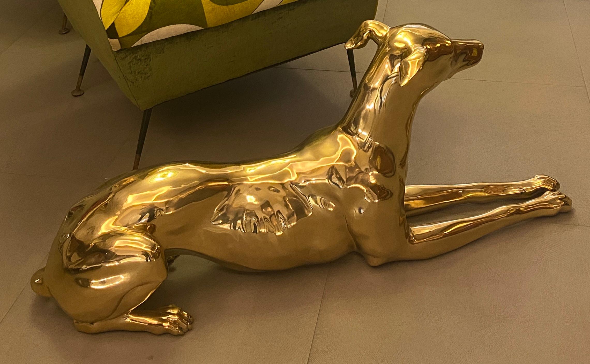 Elegante scultura in ottone di cane levriero