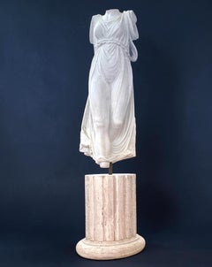 Eleganza Neoclassica in Marmo Bianco Frammento di Scultura Femminile Drappeggiata Secolo XIX