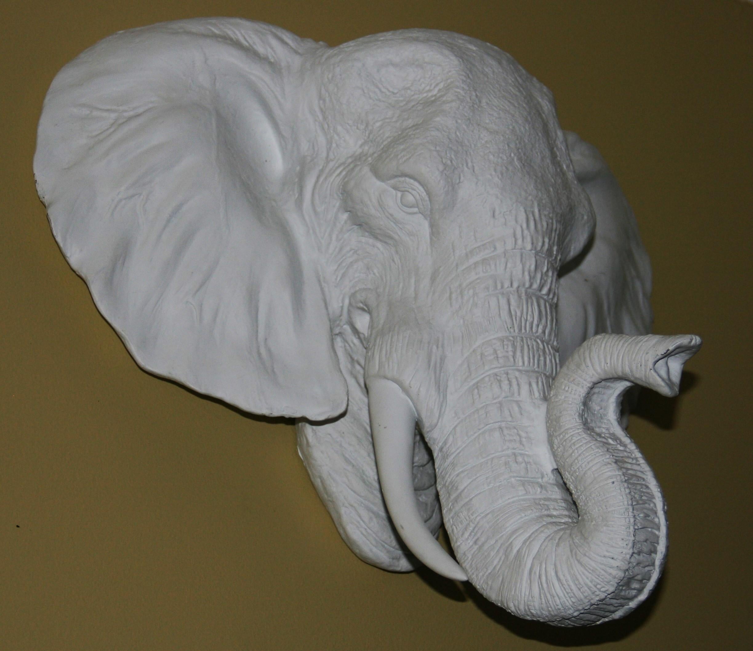 Elefant Gießharz Wandskulptur – Sculpture von Unknown